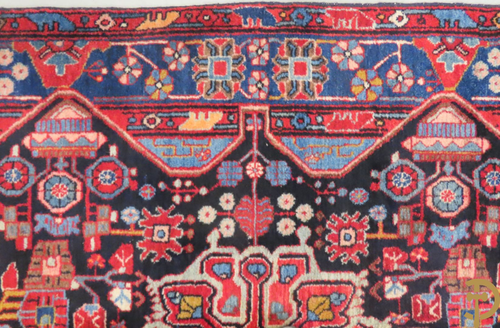 Handgeknoopt oosters tapijt met decor van bloemen in amfoor