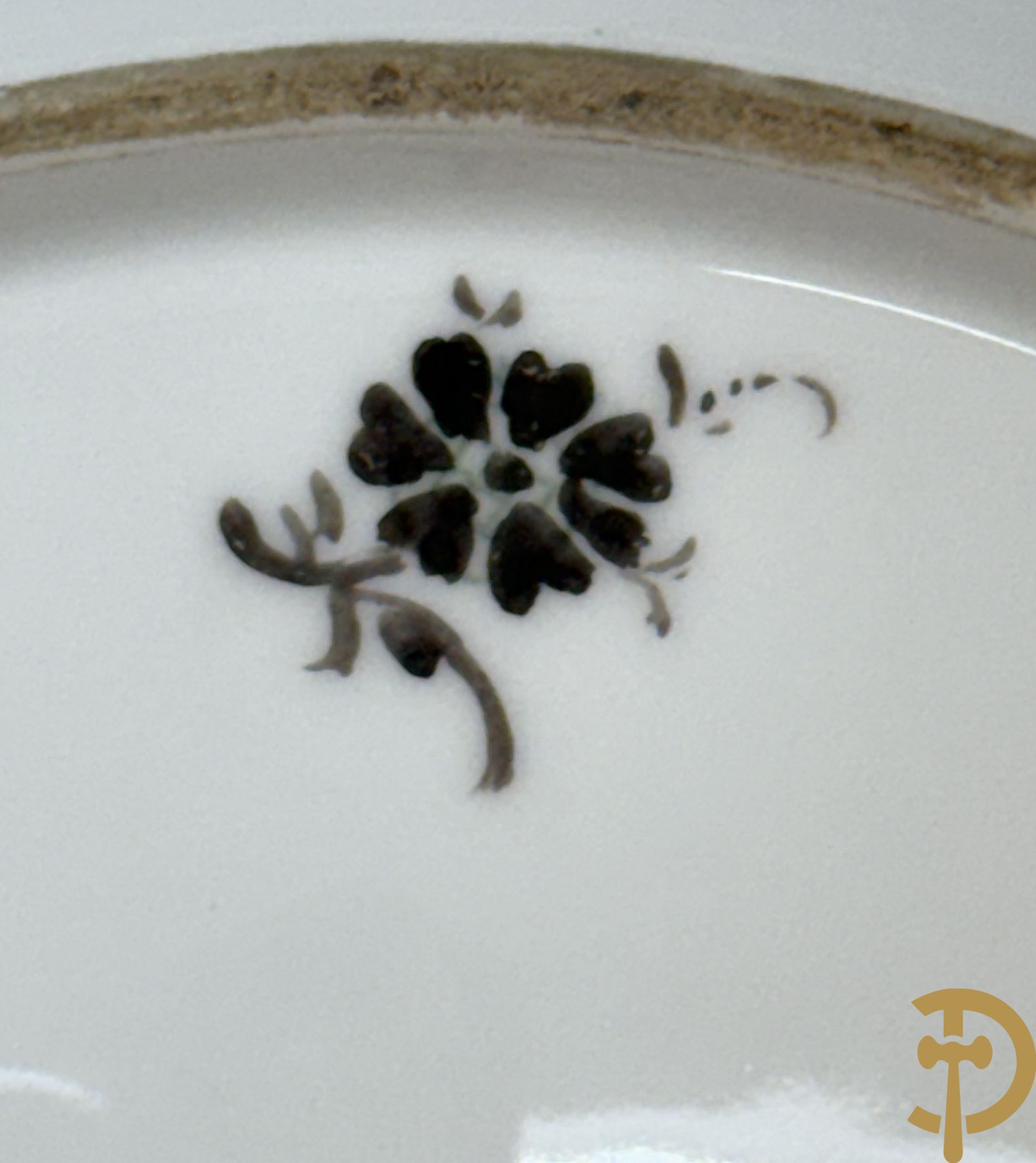 Paar handgekleurde Franse porseleinen borden met vogeldecor, 19e