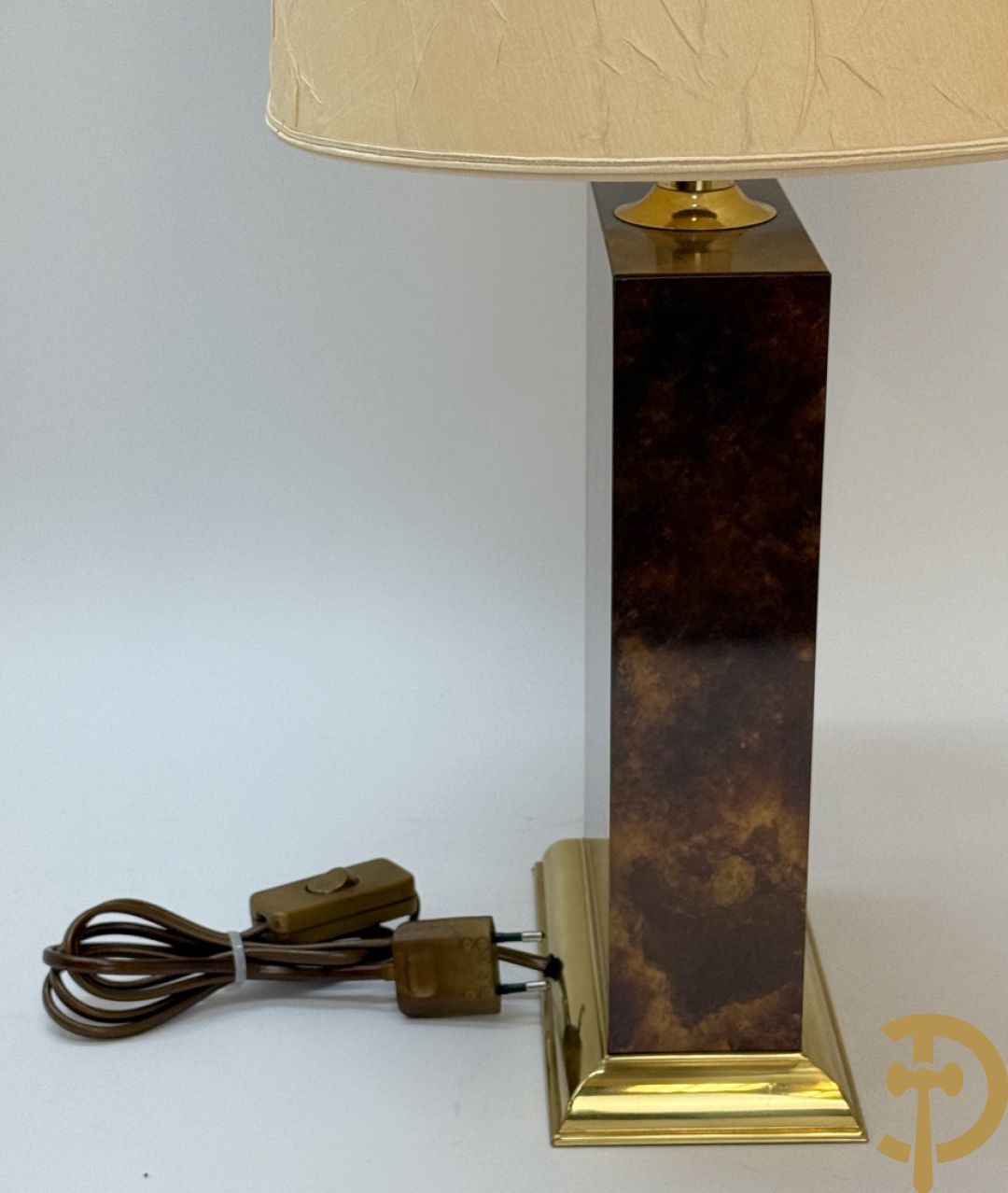 Vintage salontafel met geslepen glazen blad met bladgoud bewerkt op koperen voeten, Meersman Lucas getekend + 2 sidetables met geslepen glazen blad met bladgoud bewerkt op koperen voet, Meersman Lucas getekend + bijhorende lampadaire