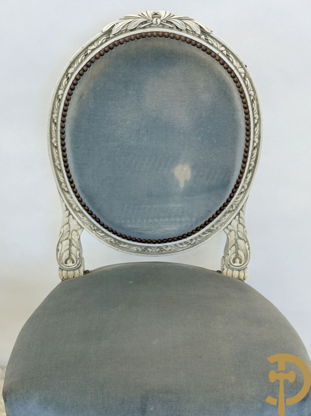 Salonensemble met rocailles, bloemenmotieven en gecanneleerde poten bestaande uit canapé, 2 armzetels en 2 stoelen