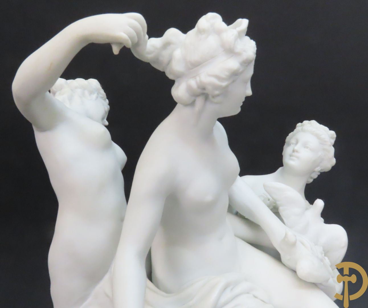 Porseleinen sierbeeld met 4 naakte dames en cupido bezet met bloemenkransen, Sèvres gemerkt