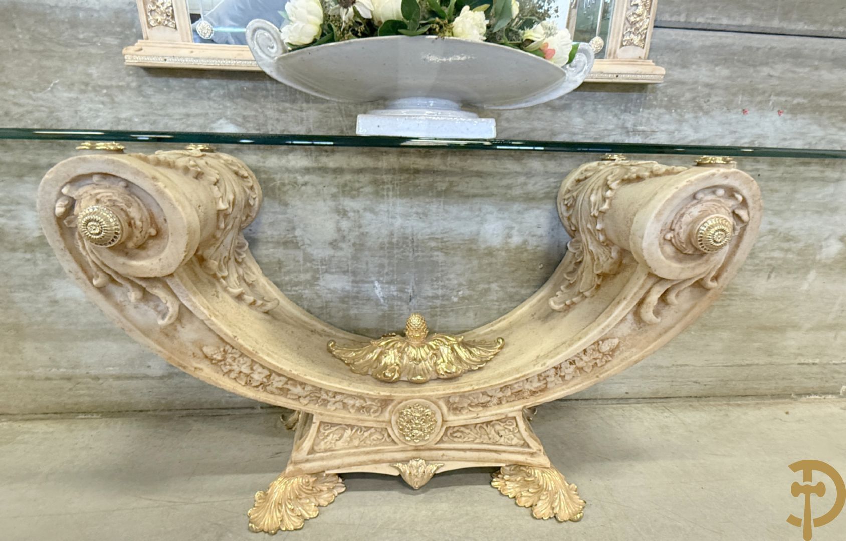 Uitzonderlijke eetkamer bestaande uit dressoir met 4 deuren en 2 lades op voluutvormig onderstel met rocailles opzij en boven met spiegel + bijhorende vitrine + console + spiegel + tafel op voluutvormig onderstel + 6 bijhorende armzetels met koperen frame - uniek ontwerp door de firma Vidal Grau Spaanse makelij, begin jaren 