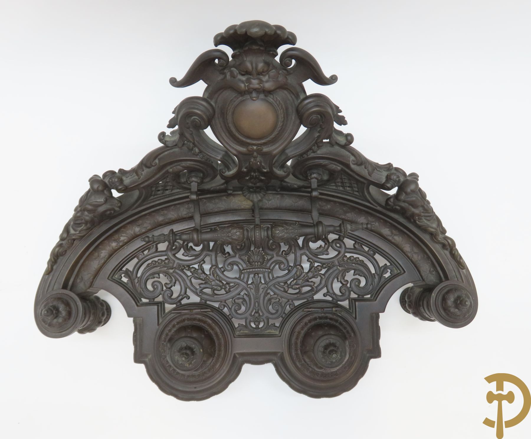 Bronzen Neo Renaissance inktstel met rocailles en bladmotieven