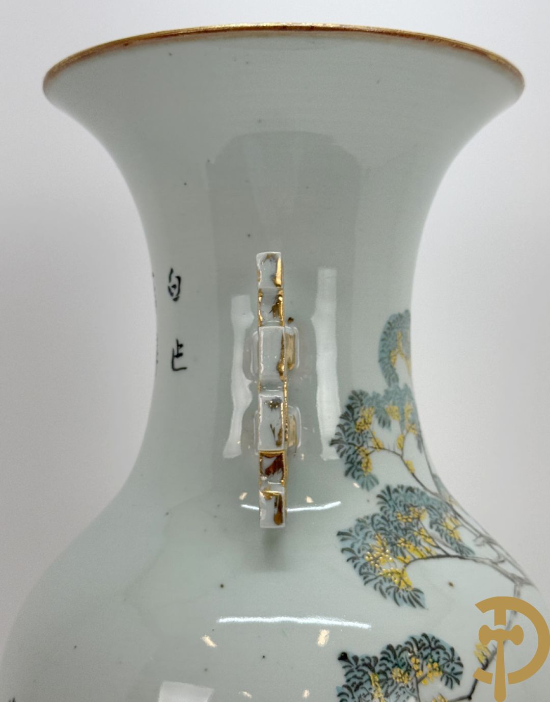 Chinese porseleinen vaas met decor van wijsgeer omgeven door kinderen