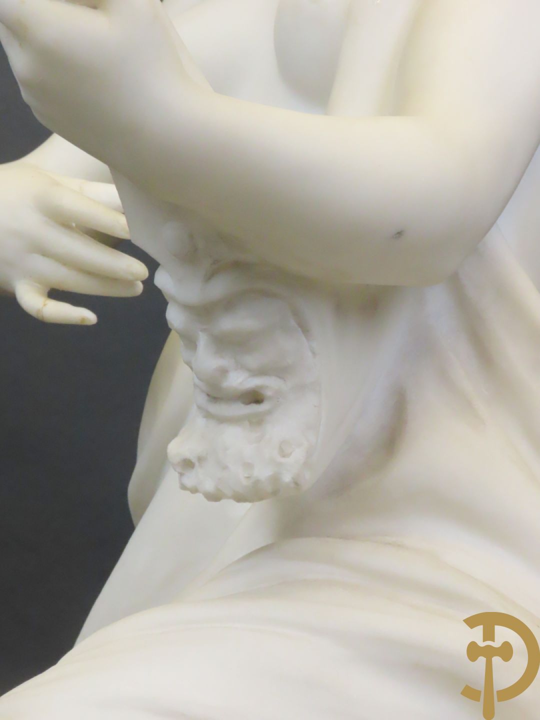 Prof. Fagioli Firenze getekend : Witte marmersculptuur van zittende dame met ontblote boezem met muziekinstrument