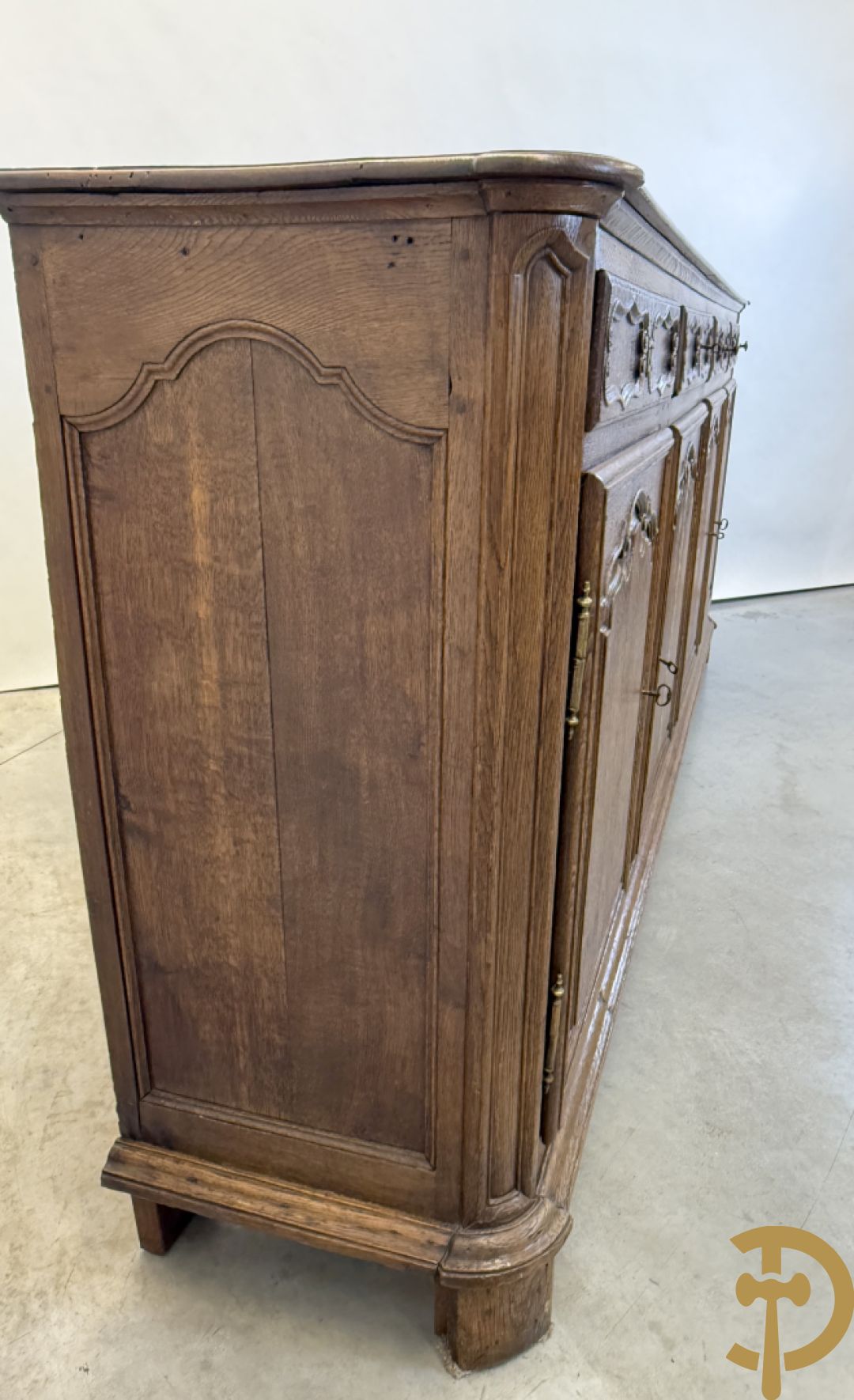 Eiken dressoir met 4 deuren, 4 lades en afgestoken Louis XV panelen