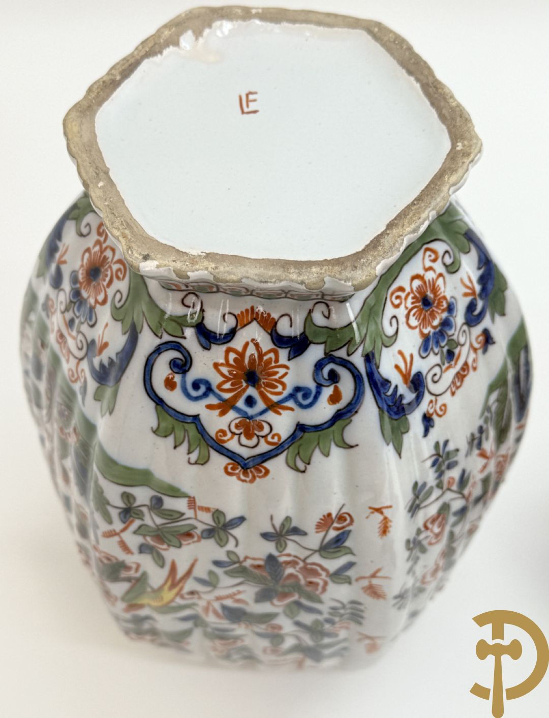 Paar polychrome Delftse zeshoekige dekselvazen met bloemen- en vogeldecor + 4 Strassbourgborden