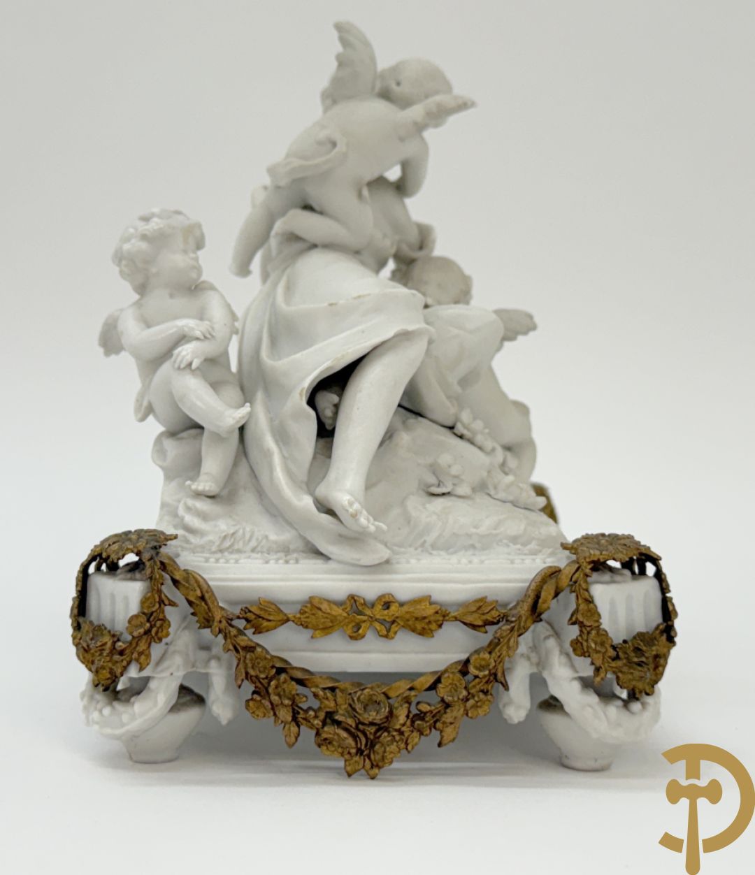 Biscuittafereel met dame met strik en 3 cupido