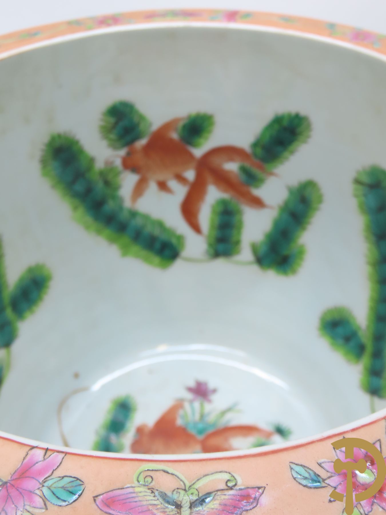 Paar Chinese porseleinen cachepots met bloemendecor en binnenin met visdecor