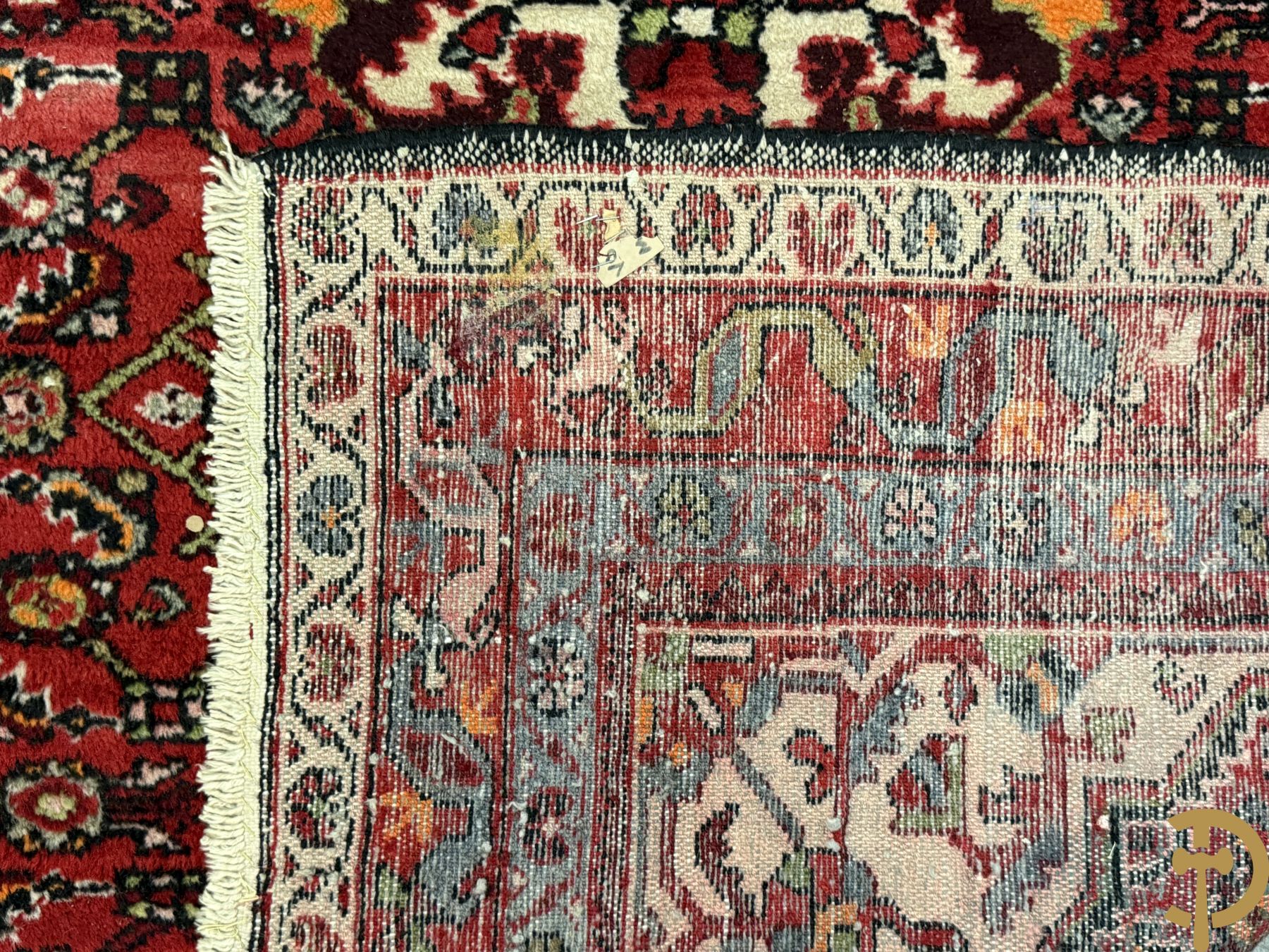 Drie oosterse handgeknoopte tapijten met bloemen- en vazendecor