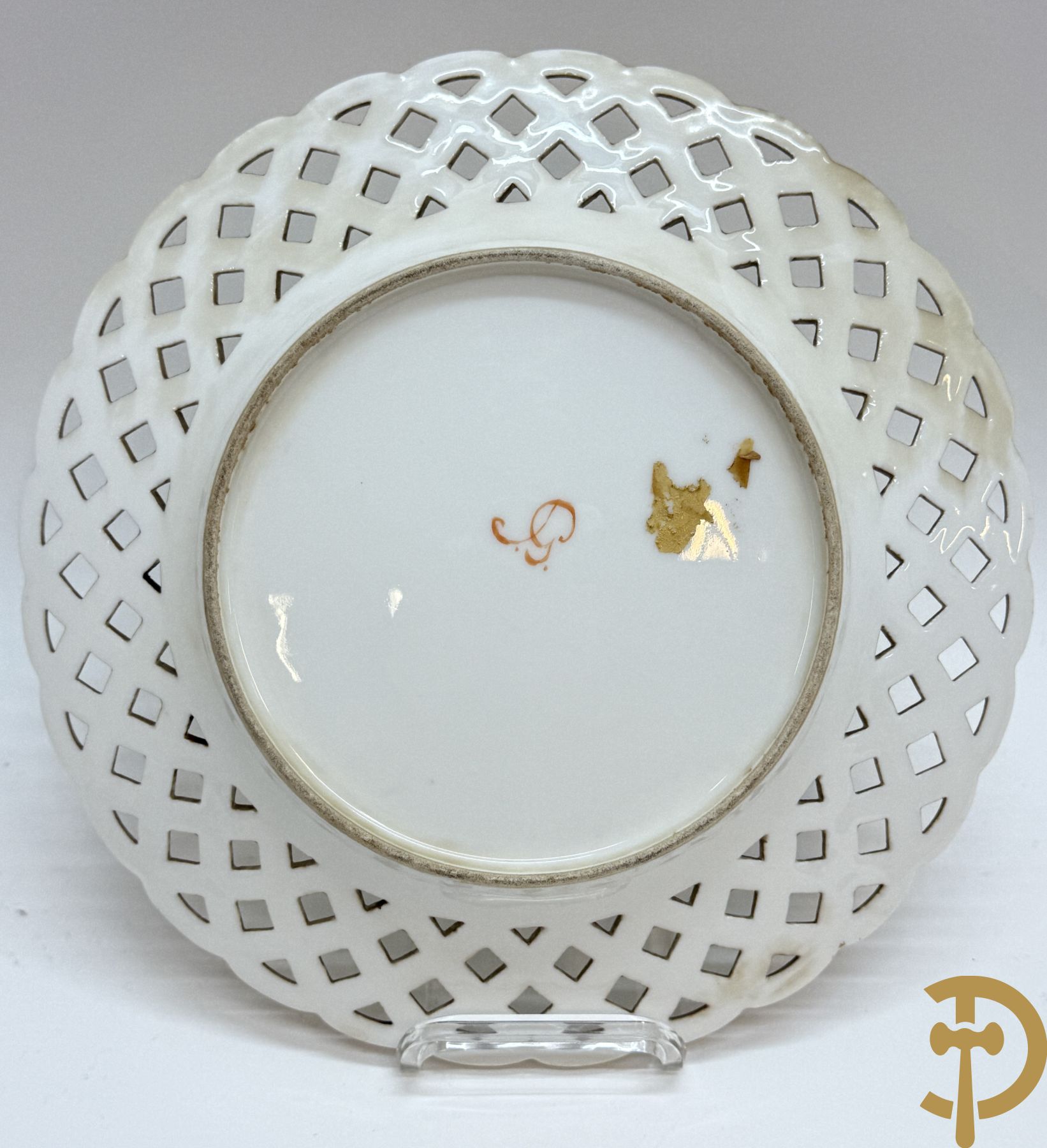 Acht handbeschilderde geajoureerde porseleinen borden met landschapsdecor, onderaan gemerkt