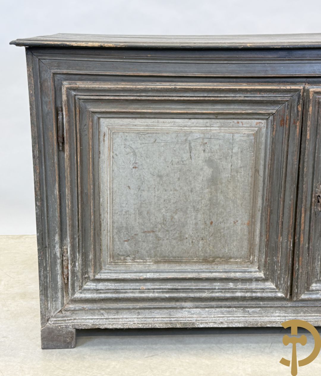 Gepatineerde tweedeursdresse met afgestoken panelen