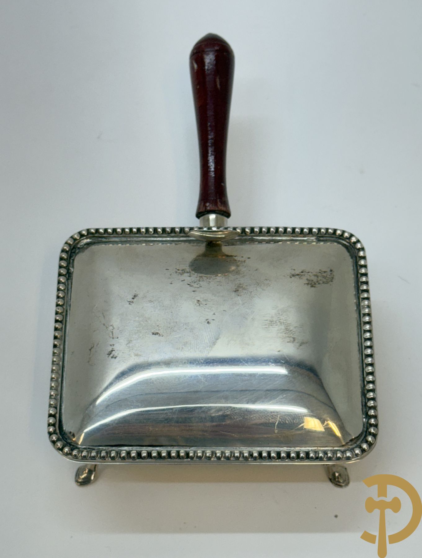 Massief zilveren schelp met lepeltje + 2 openklapbare   sucriers + peper- en zoutstel + mosterdpotje met zilveren omhulsel