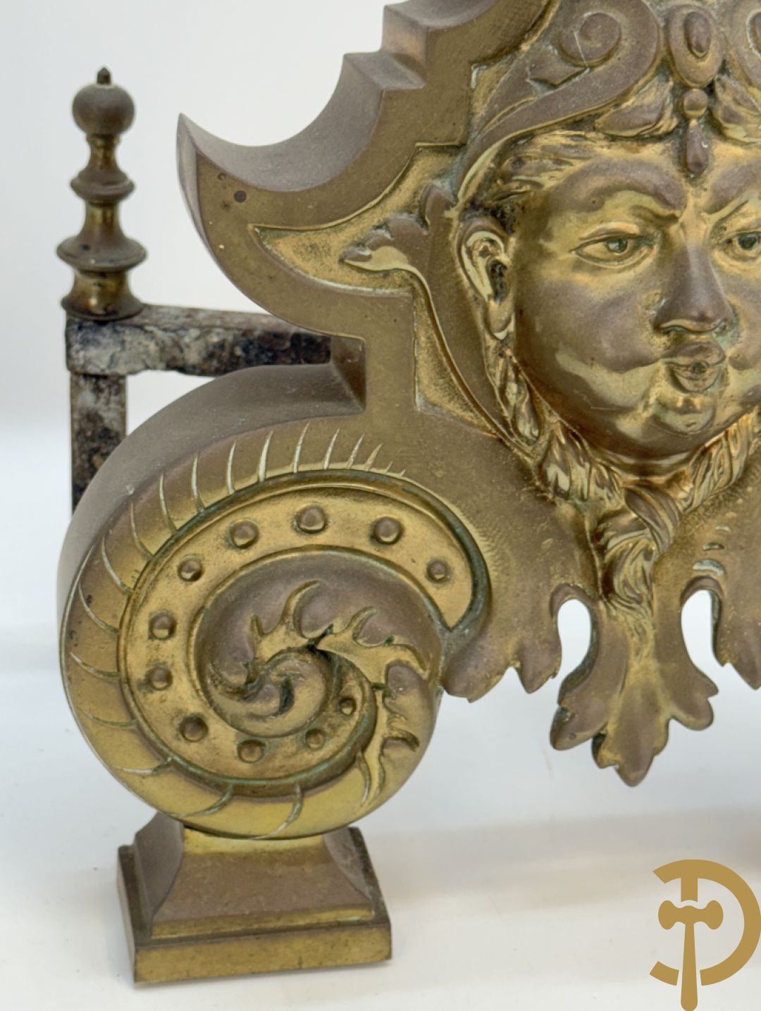 Paar Vlaamse bronzen chenets met accanthusranken en leeuwekoppen