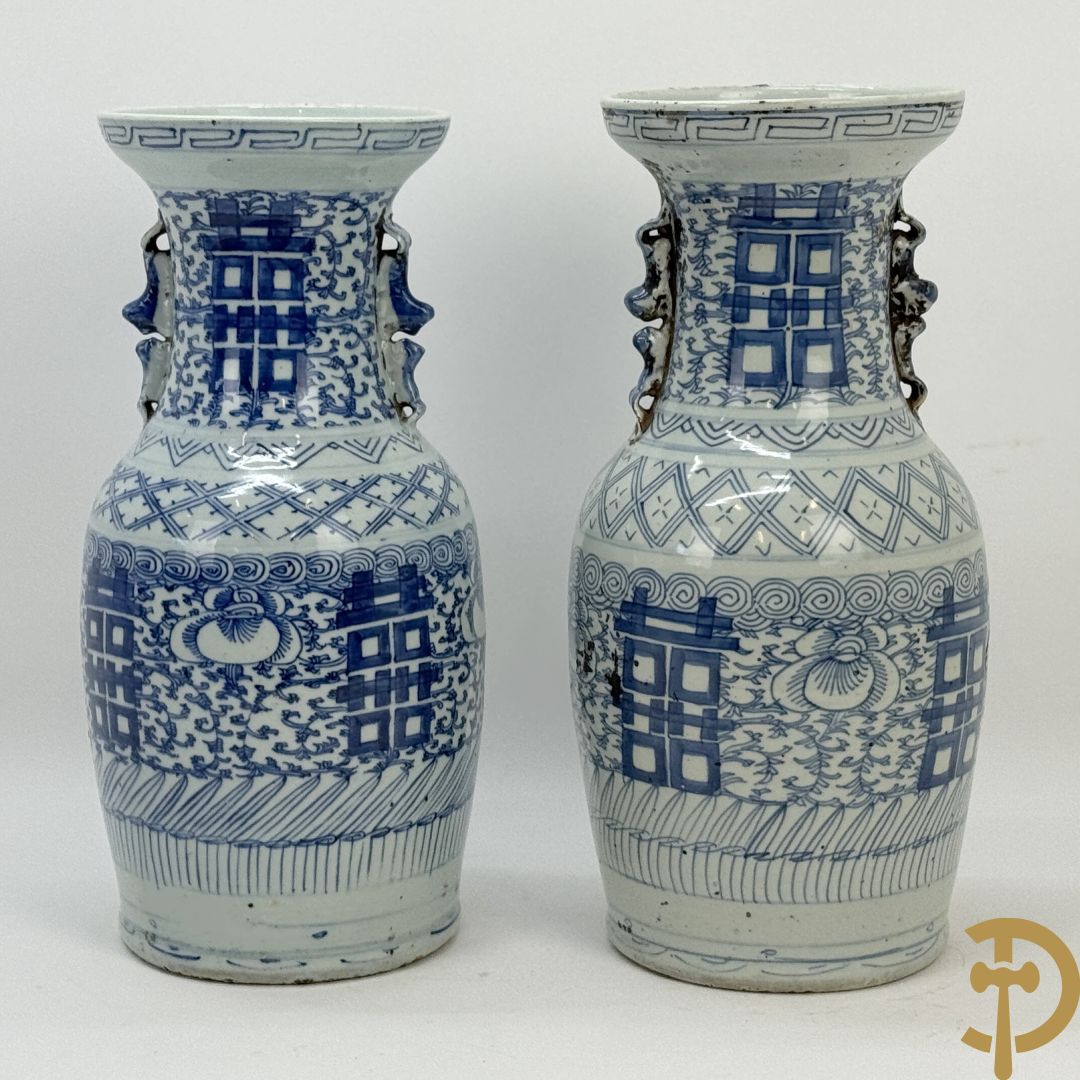 Paar blauw/witte Chinese porseleinen vazen met tekens en accanthusranken, 19e
