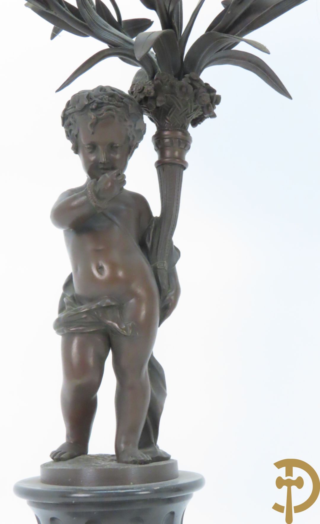 CLODION getekend - Paar elegante bronzen dames met tambour en fruit, geflankeerde door jonge faune, op marmeren klokstel - opgebouwd als garnituur met 2 kandelaars met bronzen kindjes dragende een toorts met bloemen en kaarsen