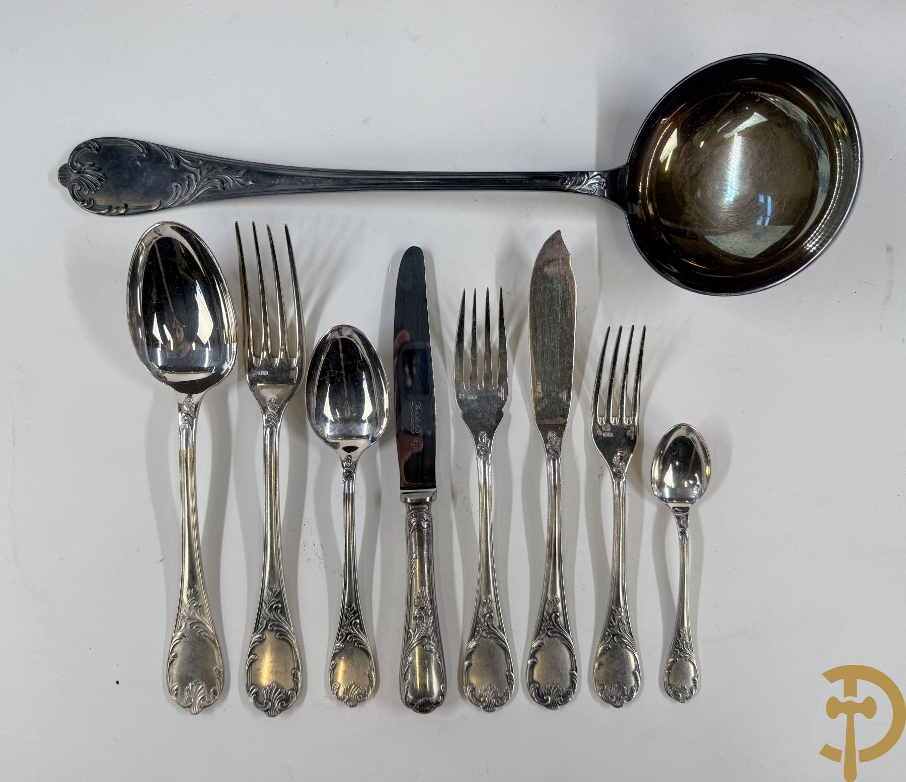 Verzilverd bestek Christoffle, model Marly bestaande uit 12 messen, 12 vorken, 12 lepels, 12 dessertvorken en 12 dessertlepels, 6 visvorken en 6 vismessen, 9 koffielepels en pollepel in schrijn