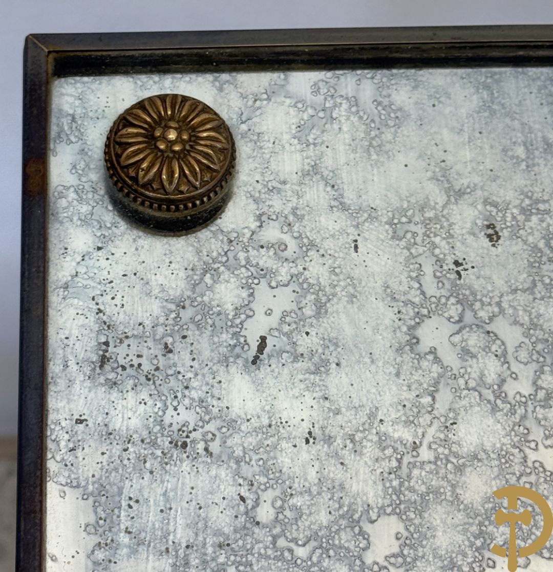 Paar koperen bout de canapé bijzettafels + koperen étagèretafel met gefumeerd glas