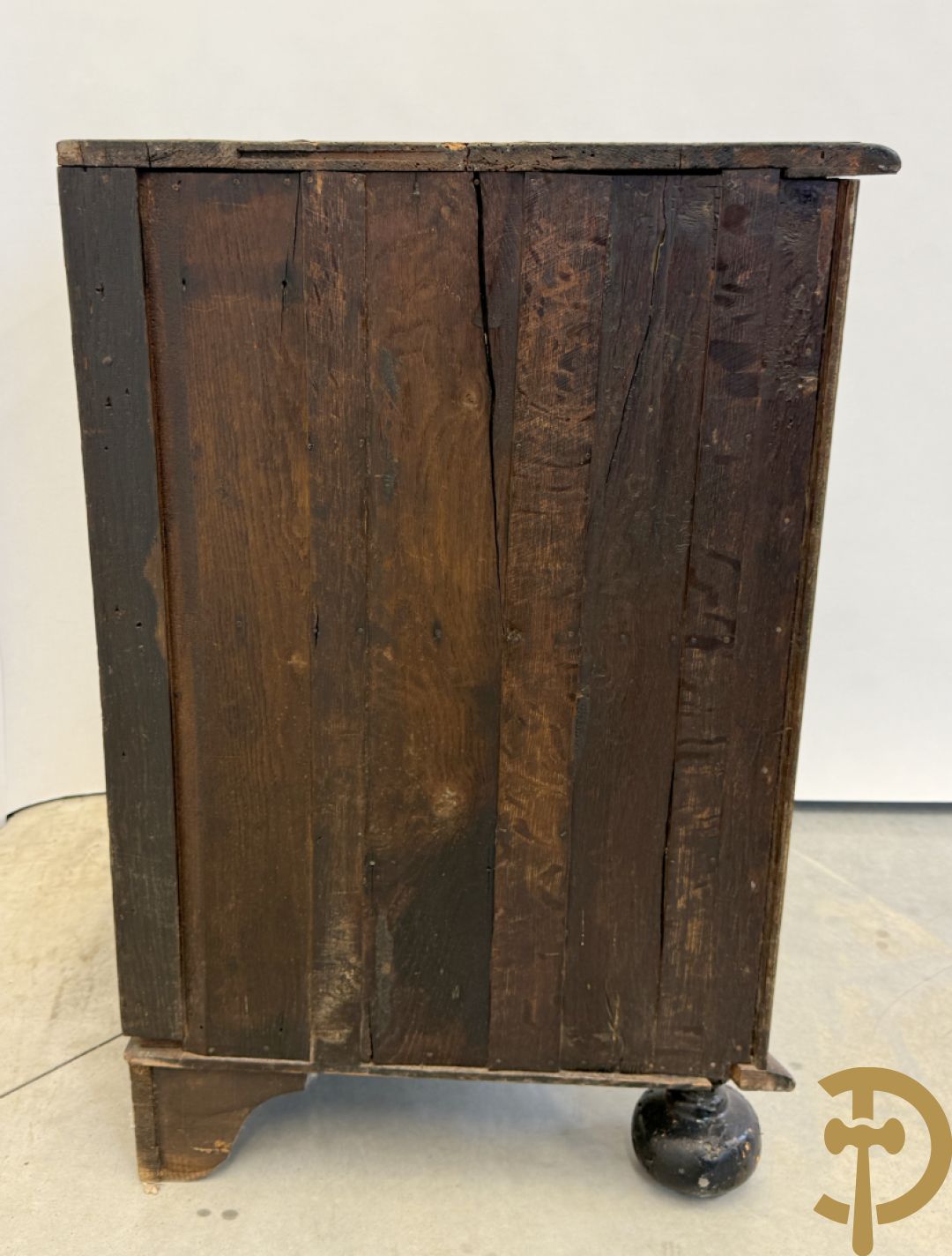 Hollandse ééndeurs hoekkast met gemarketteerd bovenblad met bloemenmotieven- deur met amfoor,  bloemen en bovenaan met papegaai