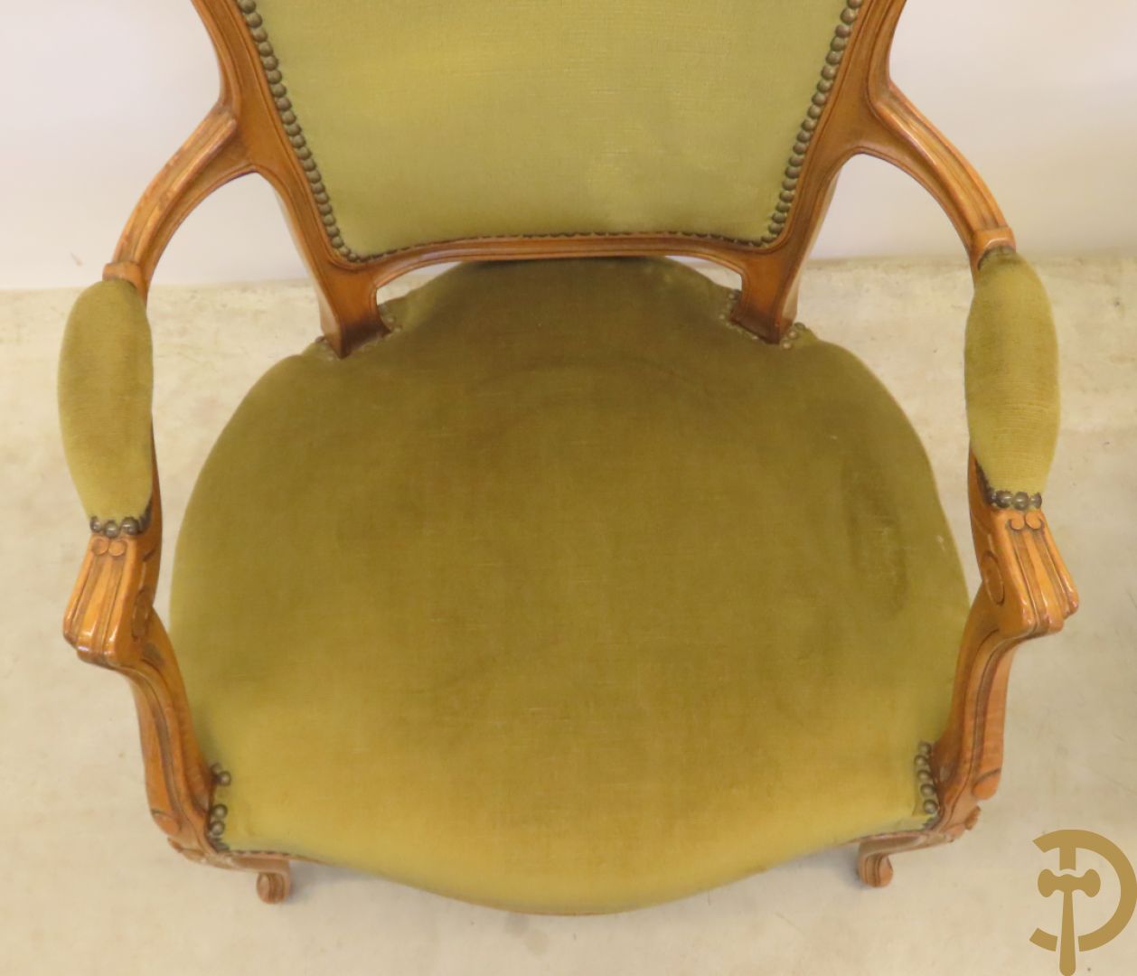 Paar groen gestoffeerde Louis XV bijzetarmzetels