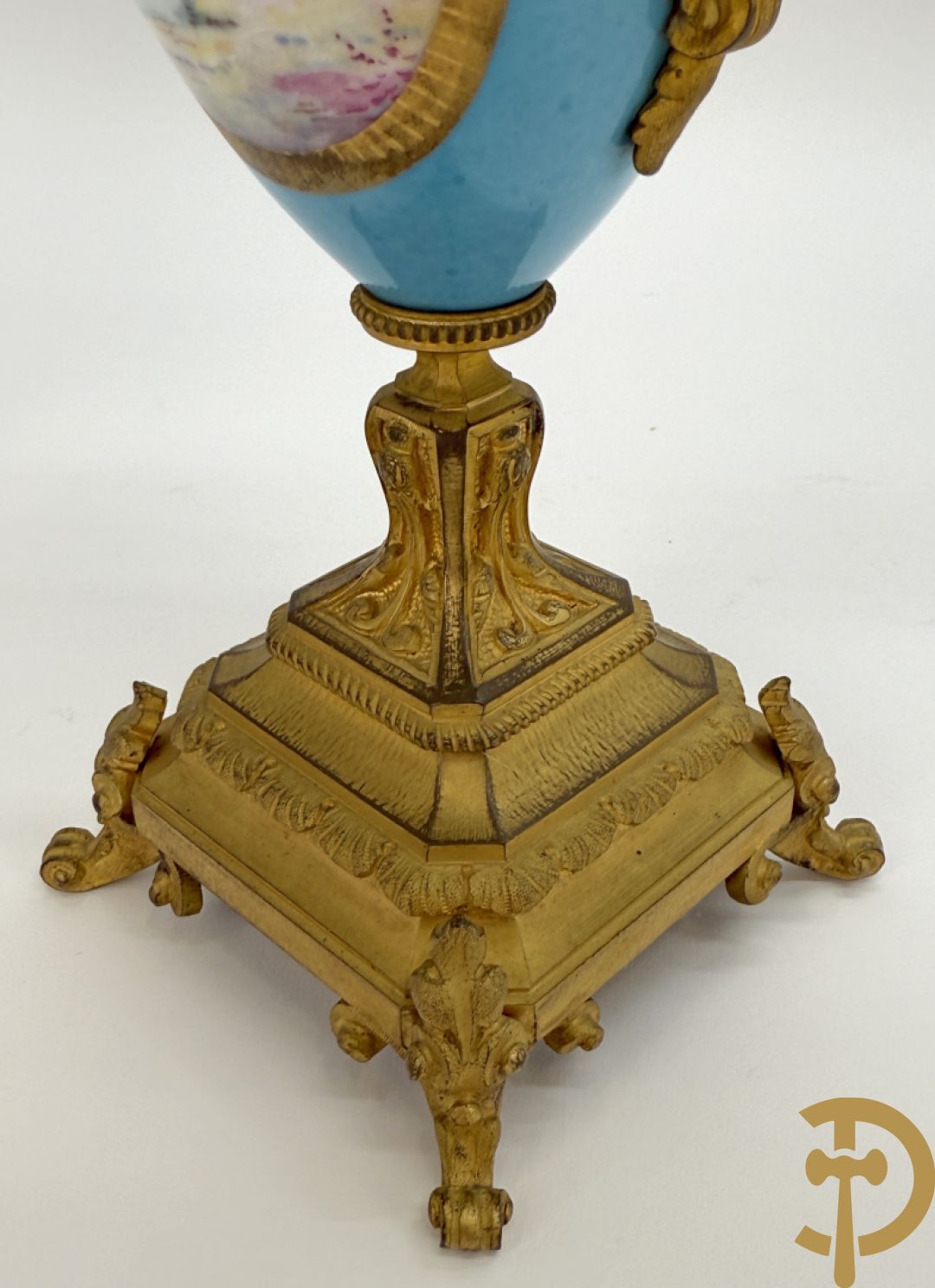 Paar Sèvres cassolettes met handbeschilderd romantisch decor van dame met cupido en landschapsdecor - met vergulde bronzen vierarmige kandelaar, Feccotte V. getekend