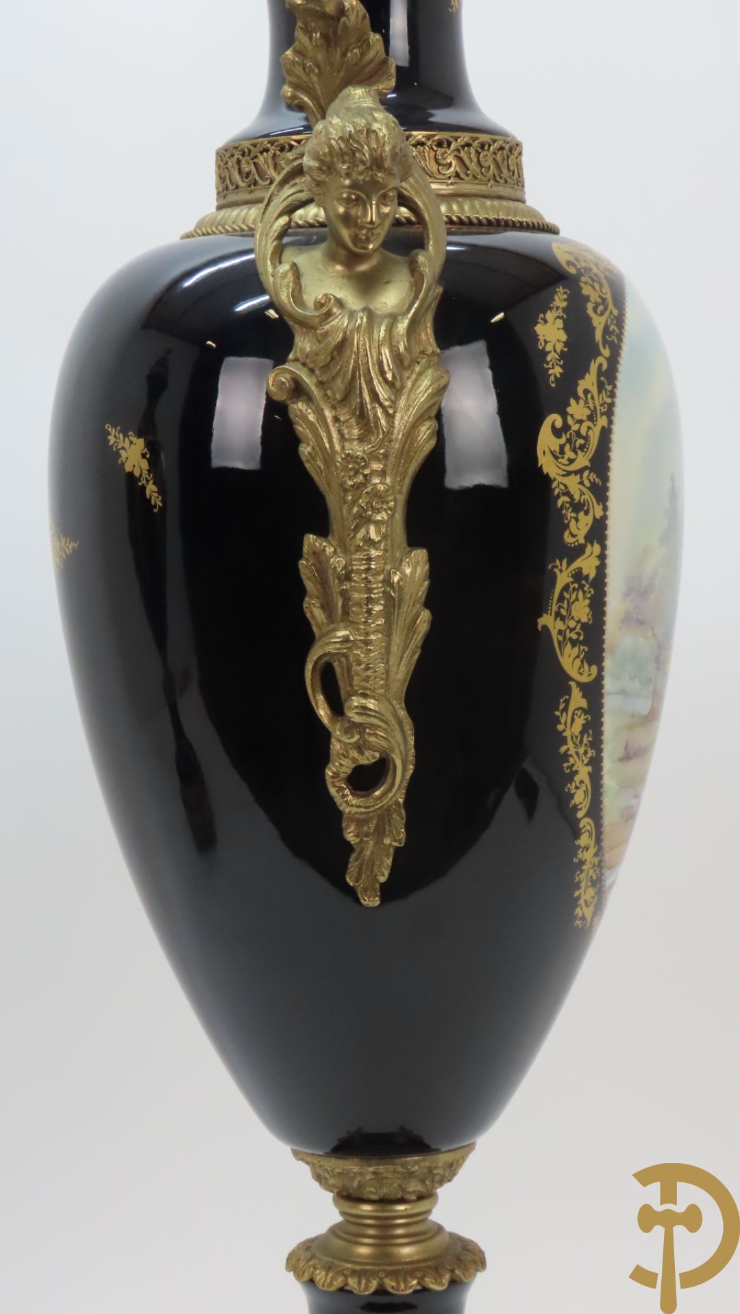 Paar Sèvres stijlvazen met geanimeerd romantisch decor, zijdelings bezet met bronzen medusahoofden, Rouly getekend