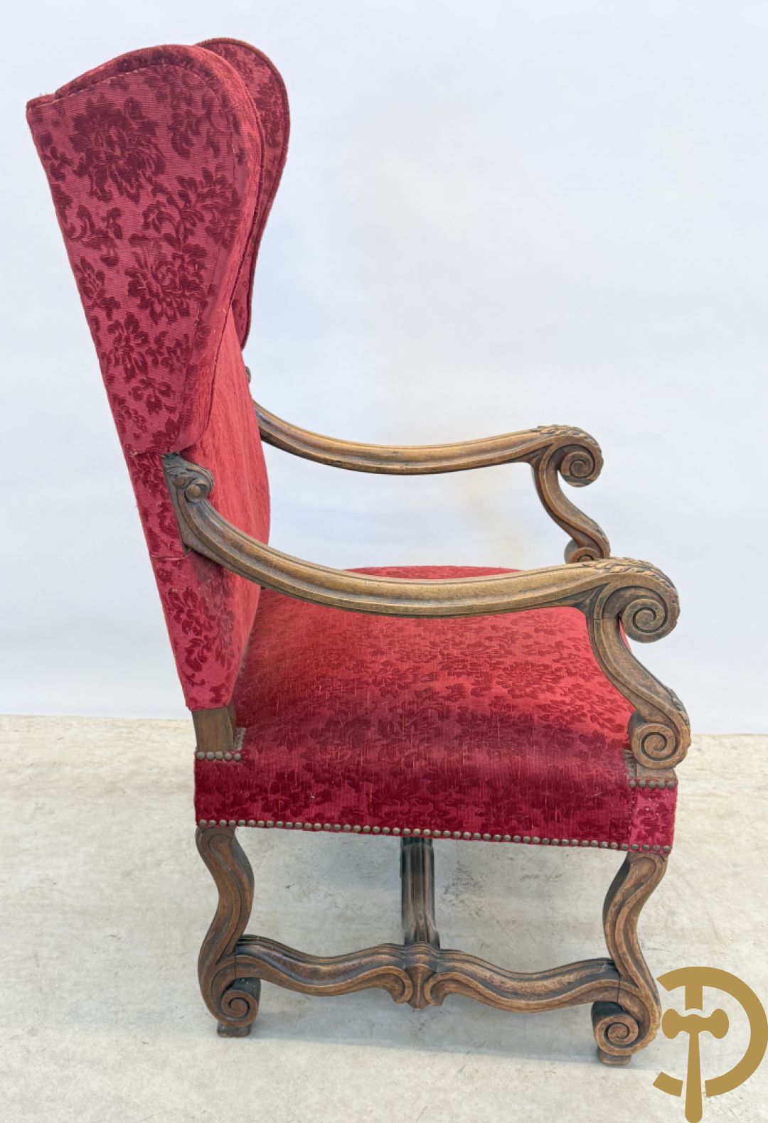 Paar armzetels met voluutvormige armleuningen, bordeaux stof, gesculpteerd met accanthusranken + Armzetel met bordeaux stof, vollutvormige armleunungen en gesculpteerd met accanthusranken