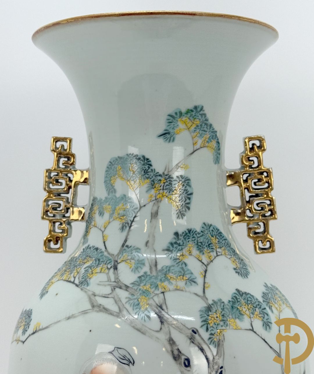 Chinese porseleinen vaas met decor van wijsgeer omgeven door kinderen