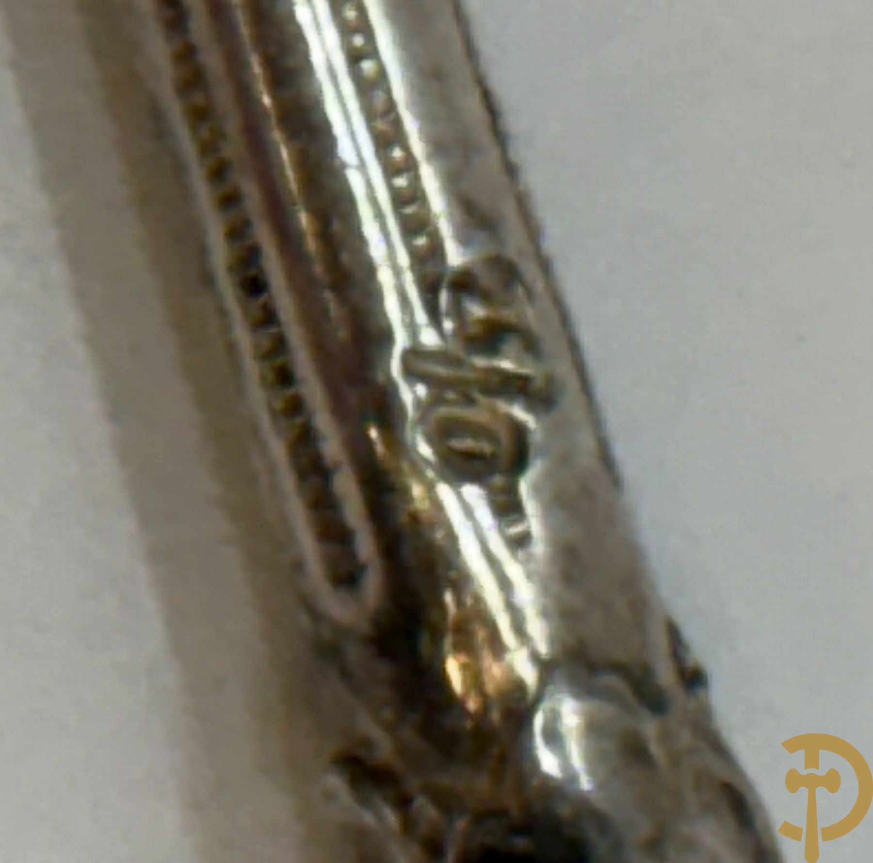 Massief zilveren suikerpot met 12 bijhorende massief zilveren lepeltjes bezet met koppen naar de antieken