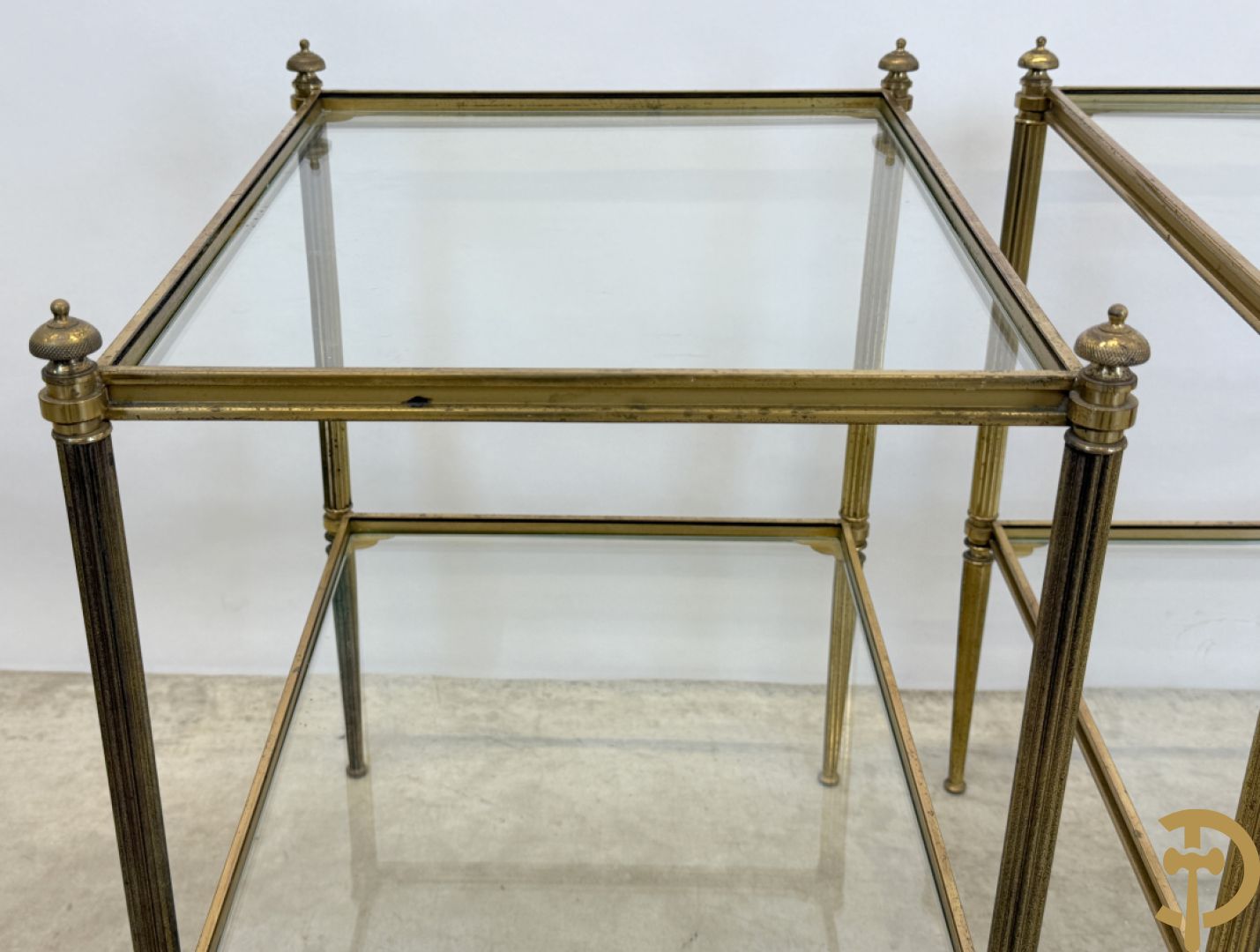 Paar koperen bout de canapé bijzettafels + koperen étagèretafel met gefumeerd glas