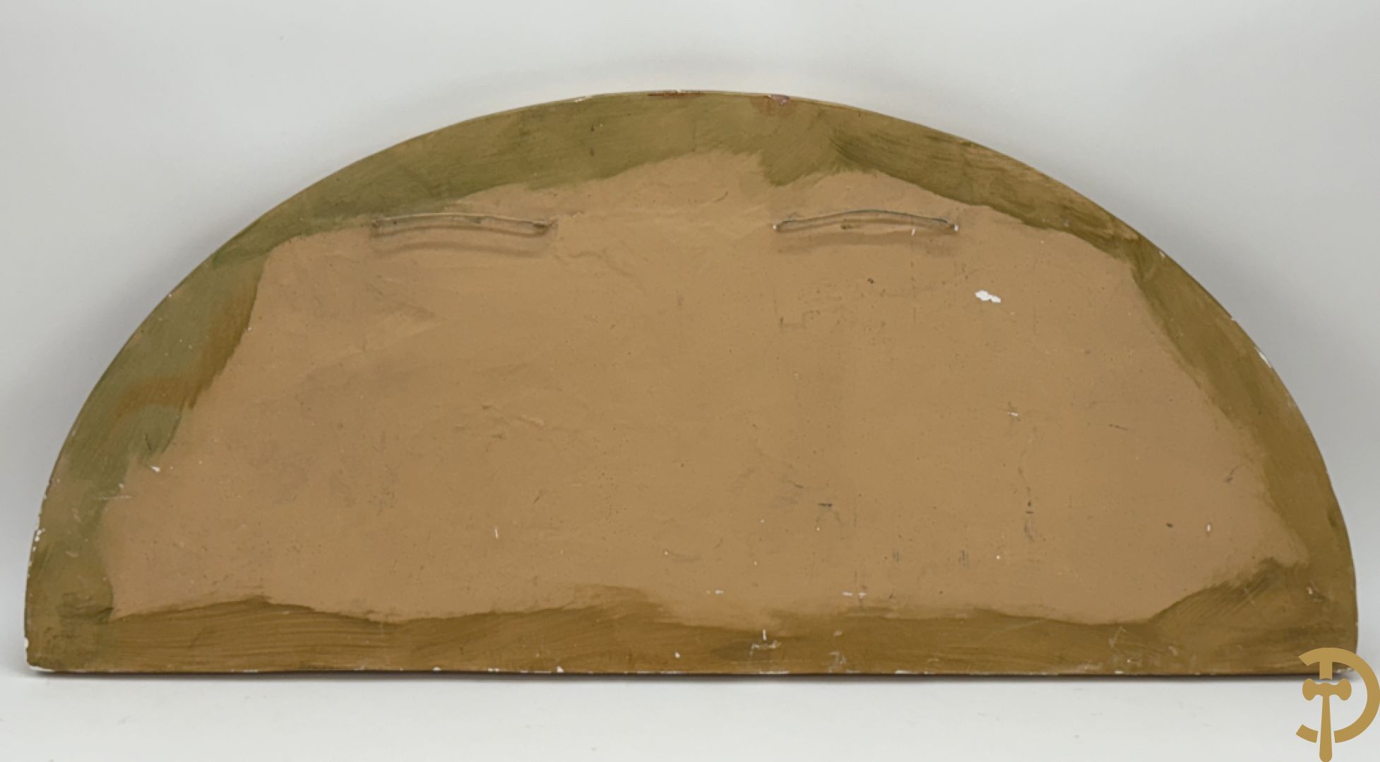 Halve maanvormig basrelief in terra cotta met romantisch decor van musicerende en spelende cupido