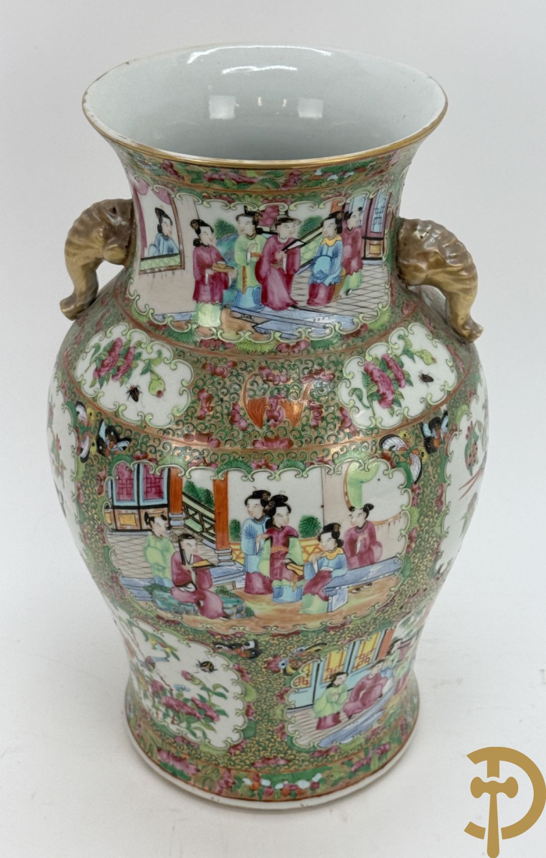 Chinese porseleinen Kantonvaas met geanimeerde taferelen, bloemen, vogel en vlinderdecor