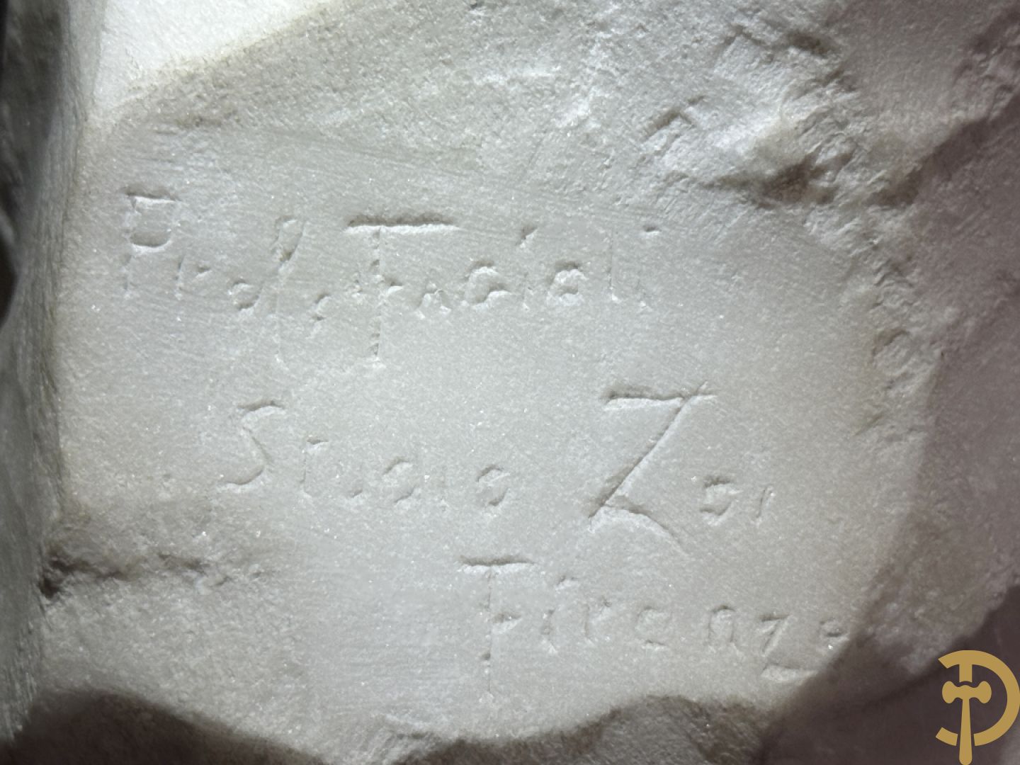 Prof. Fagioli Firenze getekend : Witte marmersculptuur van zittende dame met ontblote boezem met muziekinstrument