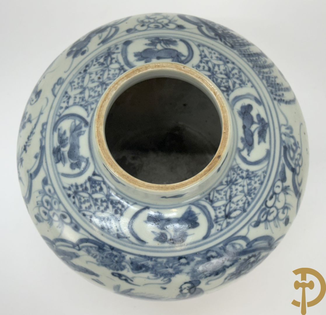 Porseleinen Chinese bolvormige vaas met geanimeerde taferelen + Chinees aardewerken vaasje