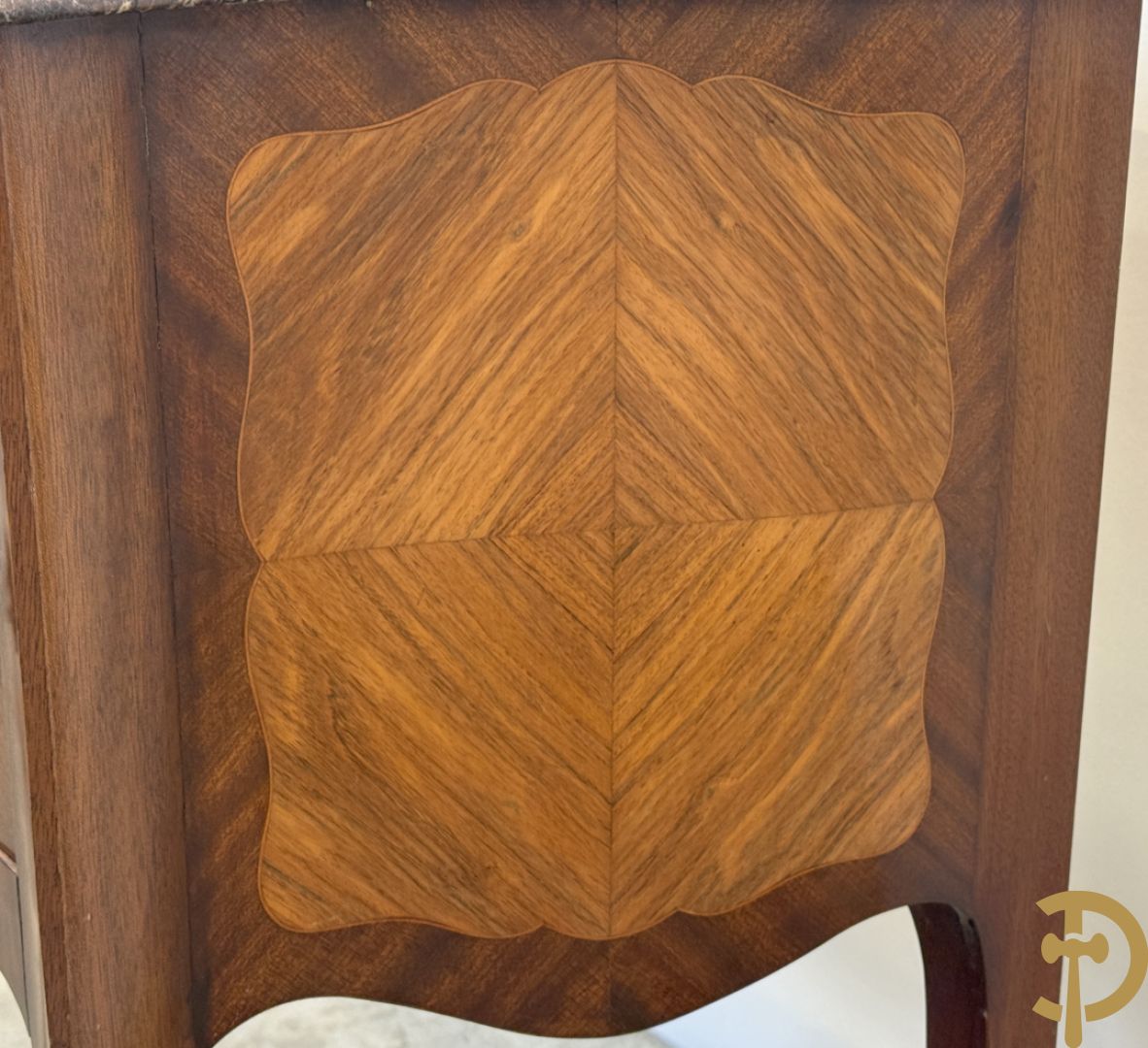 Notelaren tweeladencommode met bronsbeslag en grijs marmeren blad op voluutvormige poten