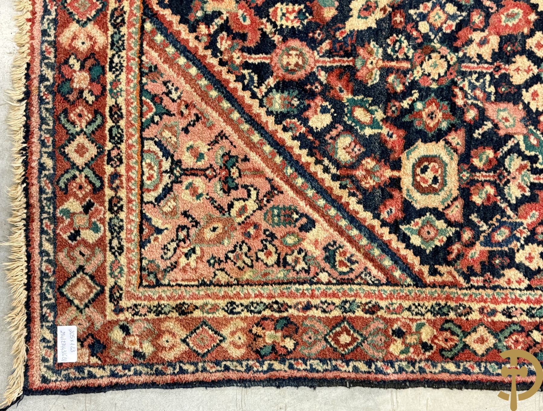 Drie oosterse handgeknoopte tapijten met blauwe fond