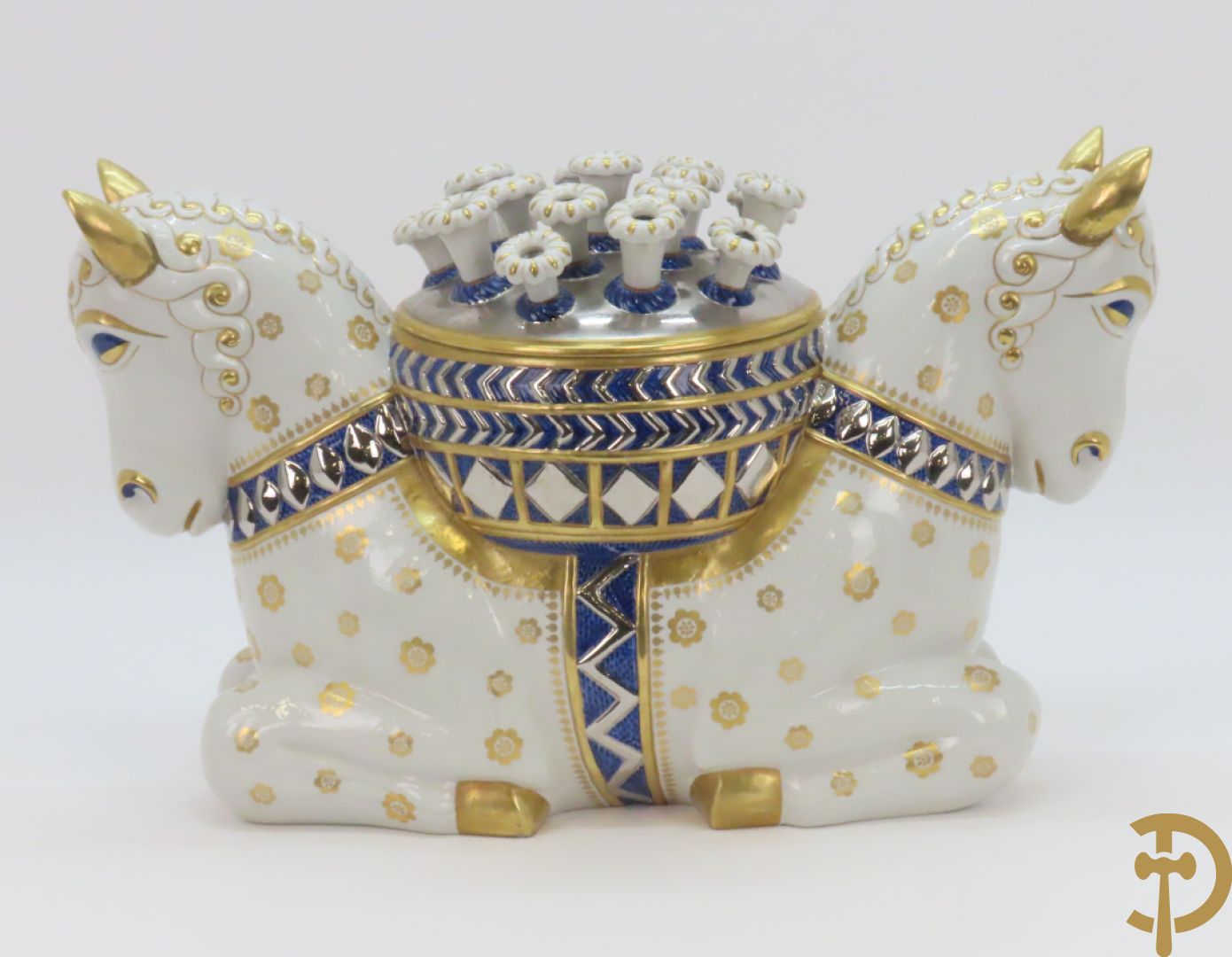 Keramieken beeld met 2 paardenkoppen, centraal met pique fleur, Italiaans, onderaan gemerkt Mangani