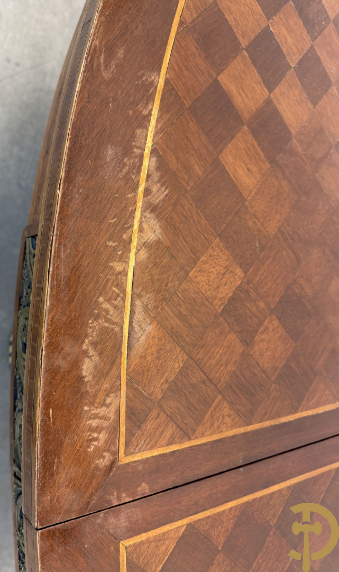 Ovale geparketteerde notelaren tafel bezet met bronzen ornamenten, Art deco Decoene