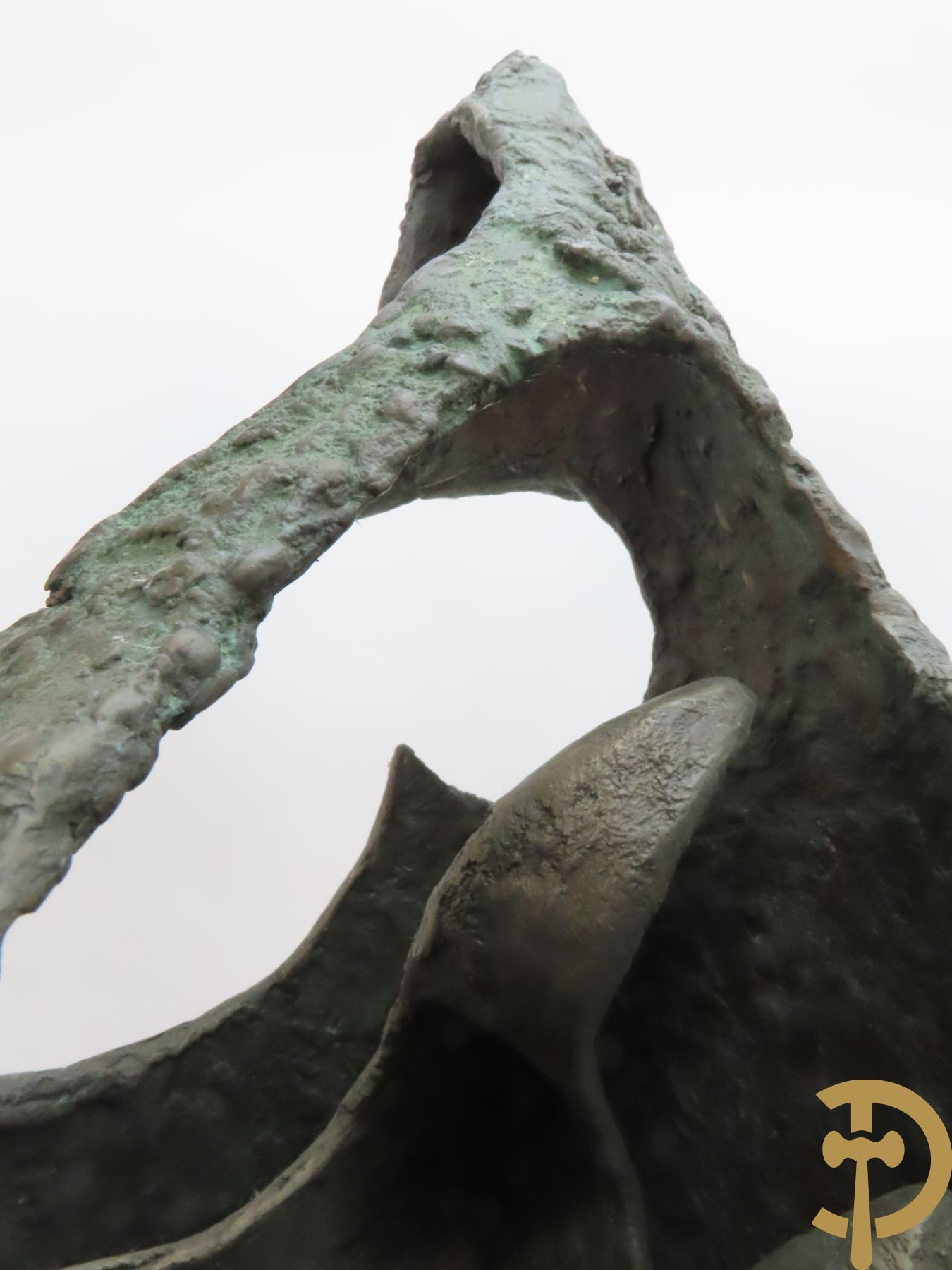 LAMPENS Mark getekend op arduinene sokkel - Kegelvormige bronssculptuur met grillig rolwerk