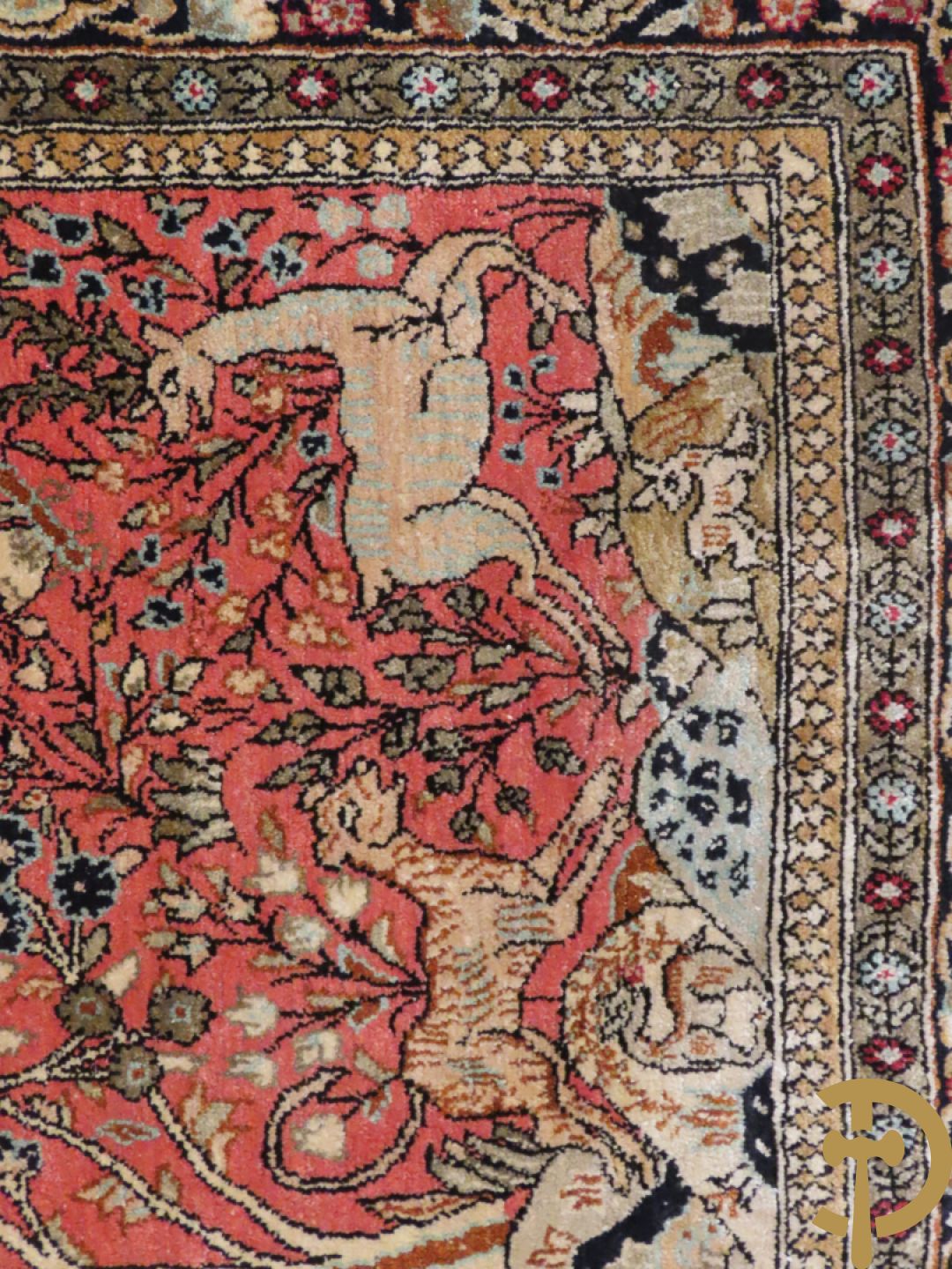 Oosters handgeknoopt tapijt zijde op katoen met dierenmotieven en levensboom