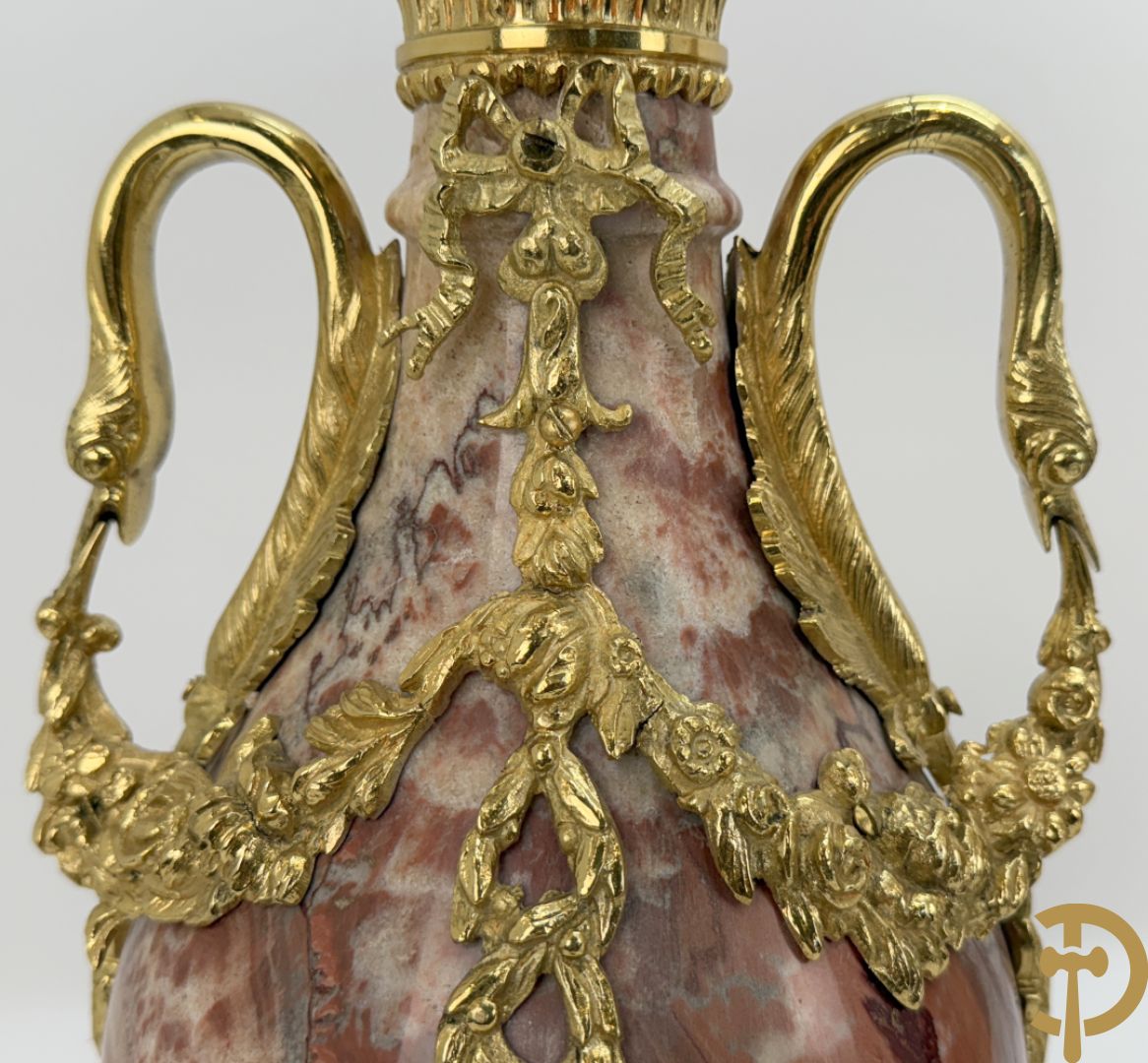 Paar marmeren cassolettes met zwanehalzen en guirlandes