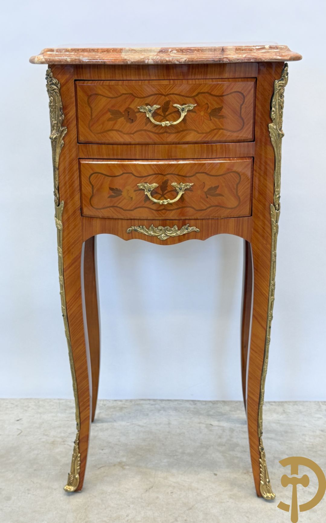 Paar notelaren Louis XV bijzetkastjes op hoge poten met 2 lades, bezet met bronzen ormamenten en marmeren blad