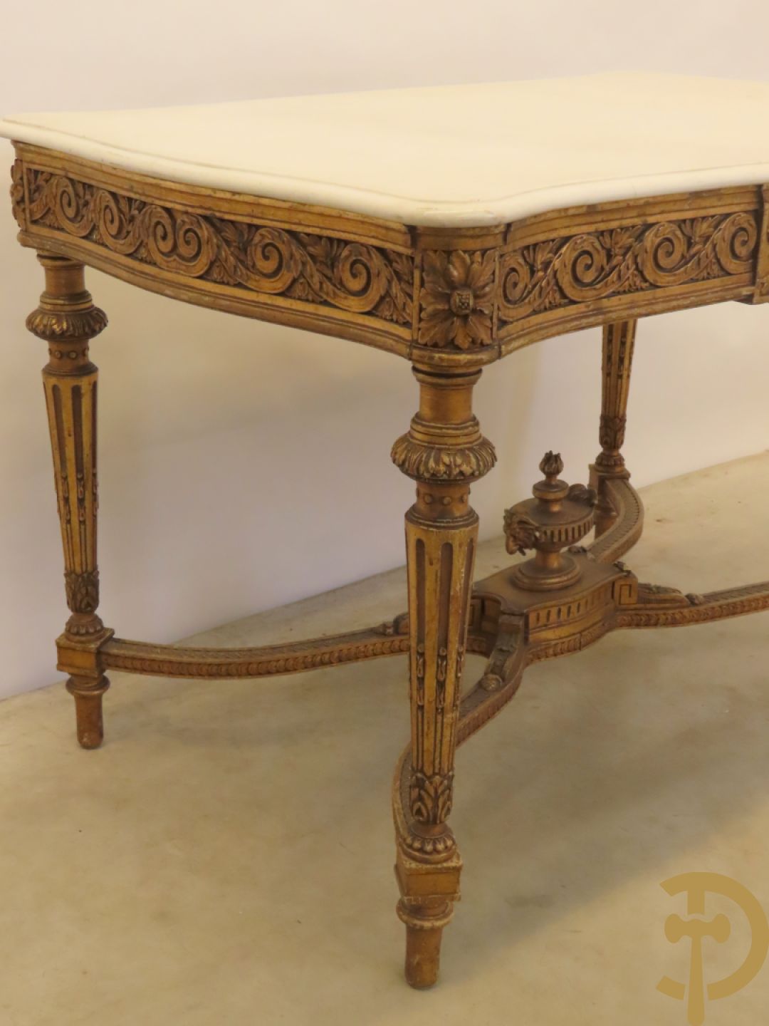 Vergulde salontafel met Louis XVI motieven op gecanneleerde poten