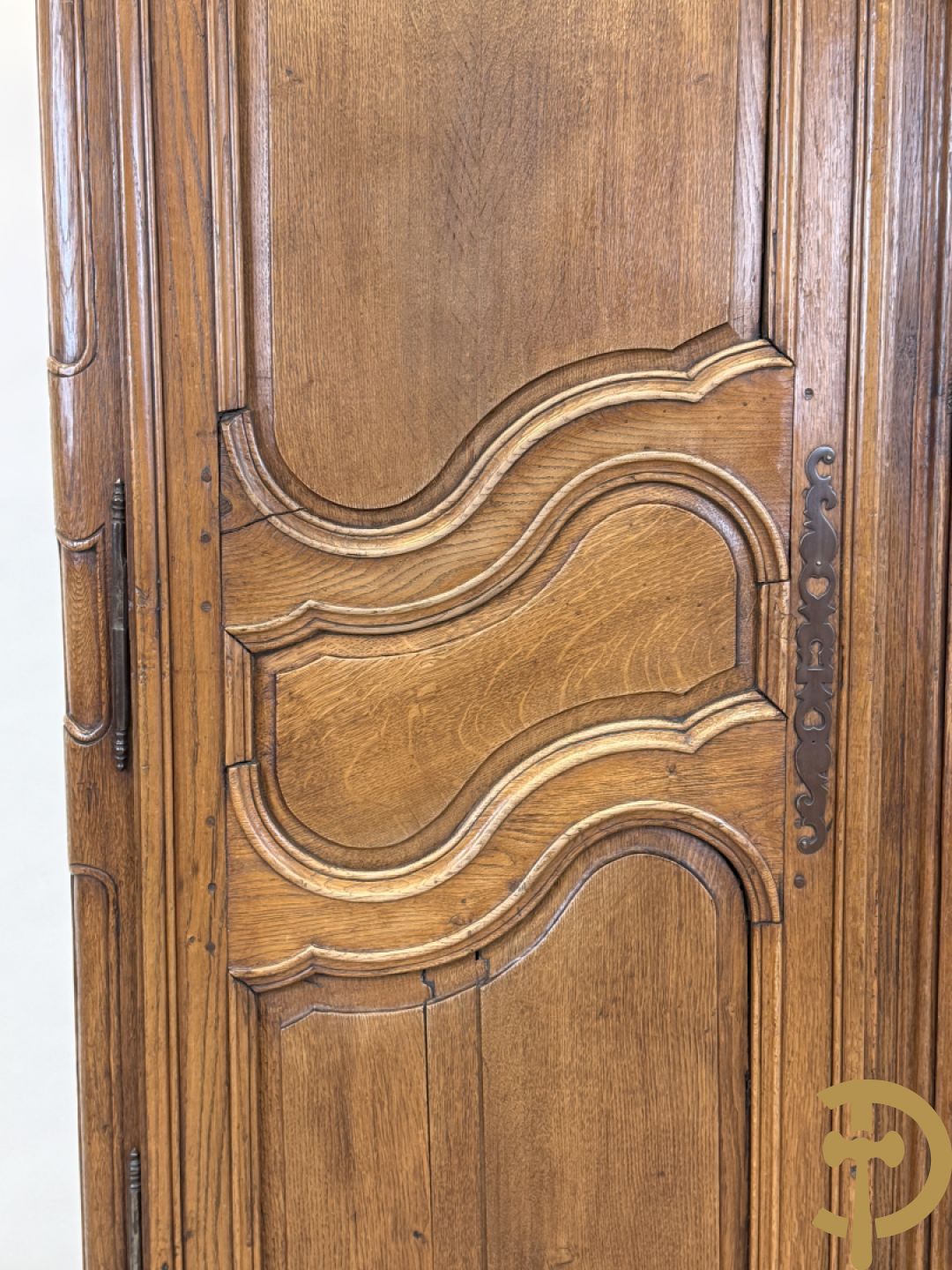 Massief eiken tweedeurskast met afgestoken panelen en gezwaaide moluren