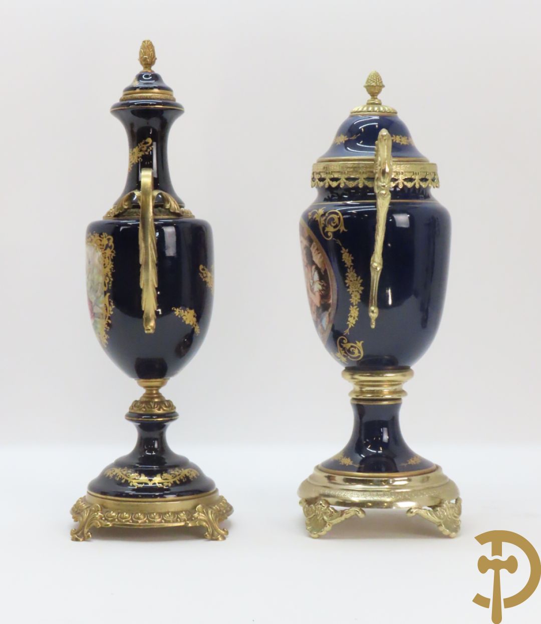 Twee porseleinen Stijl Sèvres cassolettes + dekselpotiche met bloemendecor + vijfarmige kandelaar Sèvres stijl, ACF