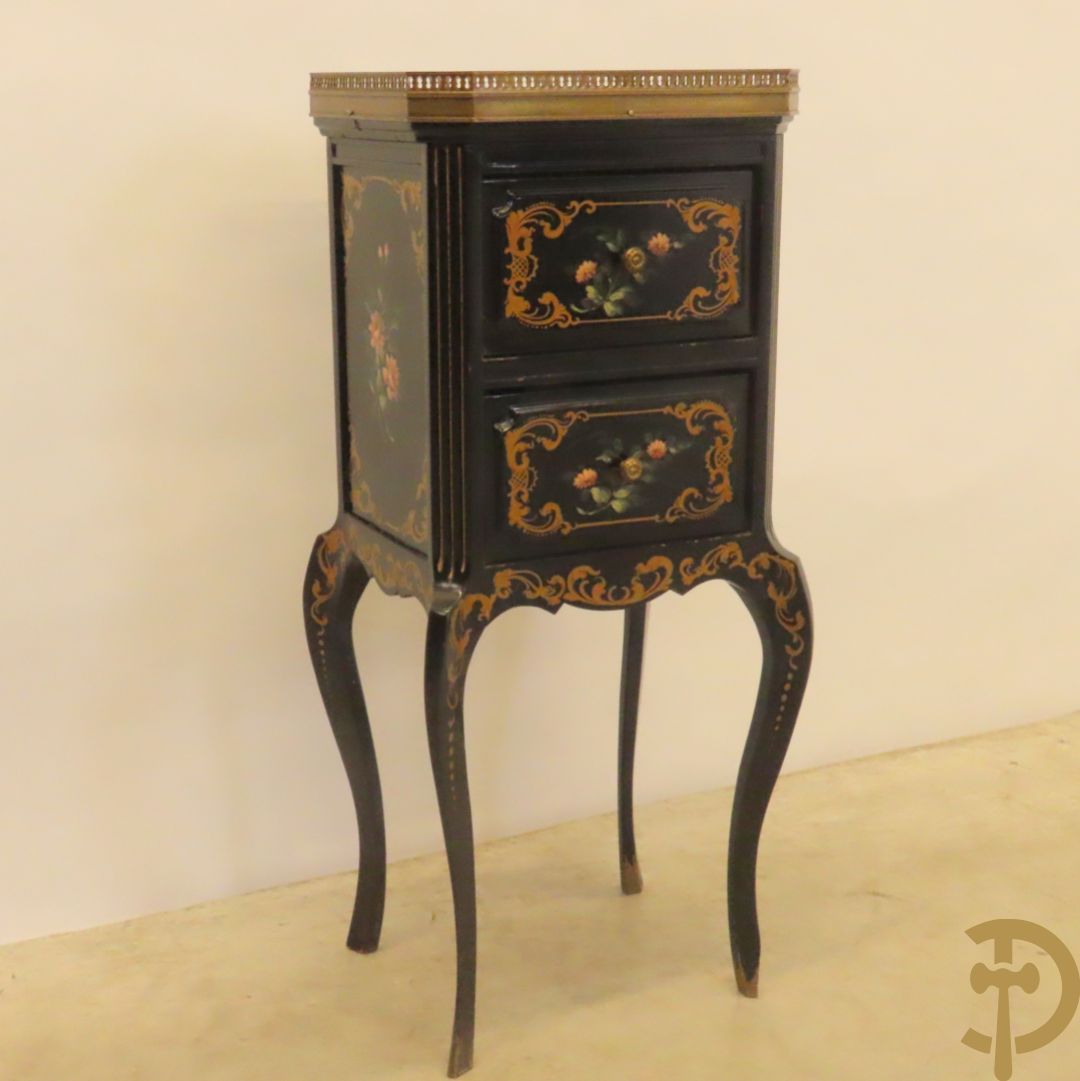 Zwart gelakt bijzetkastje met  2 lades beschilderd met bloemenmotieven, bovenaan met marmeren blad