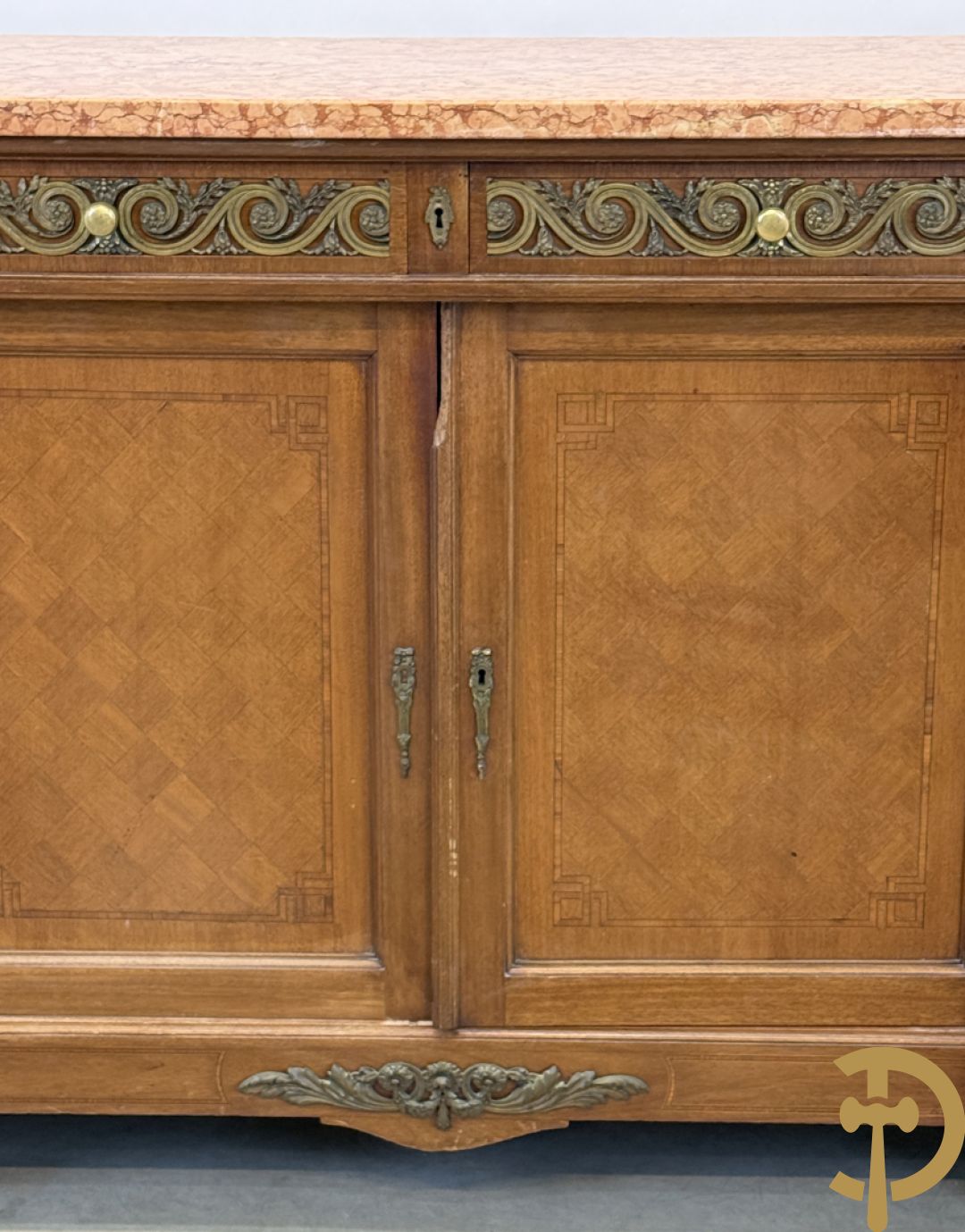 Art deco Decoene vierdeursdressoir in notelaar fineer met gebogen beglaasde deuren opzij en bezet met bronzen ornamenten - bovenaan met marmeren blad