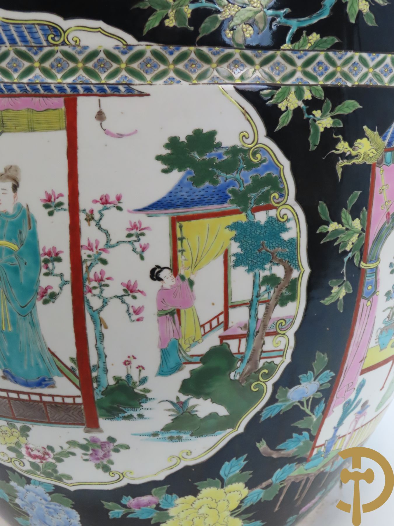 Grote Chinese porseleinen cachepot met fenixvogels, bloemenmotieven en geanimeerde Aziatische  landschappen op zwarte fond