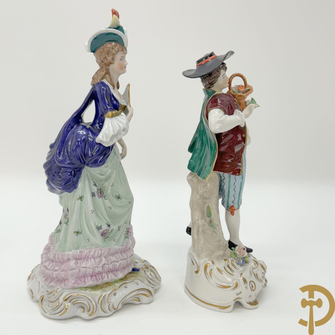 Vijf porseleinen lieftallige figuren, Unterweisbach en Sax + 2 porseleinen consooltjes met rocailles