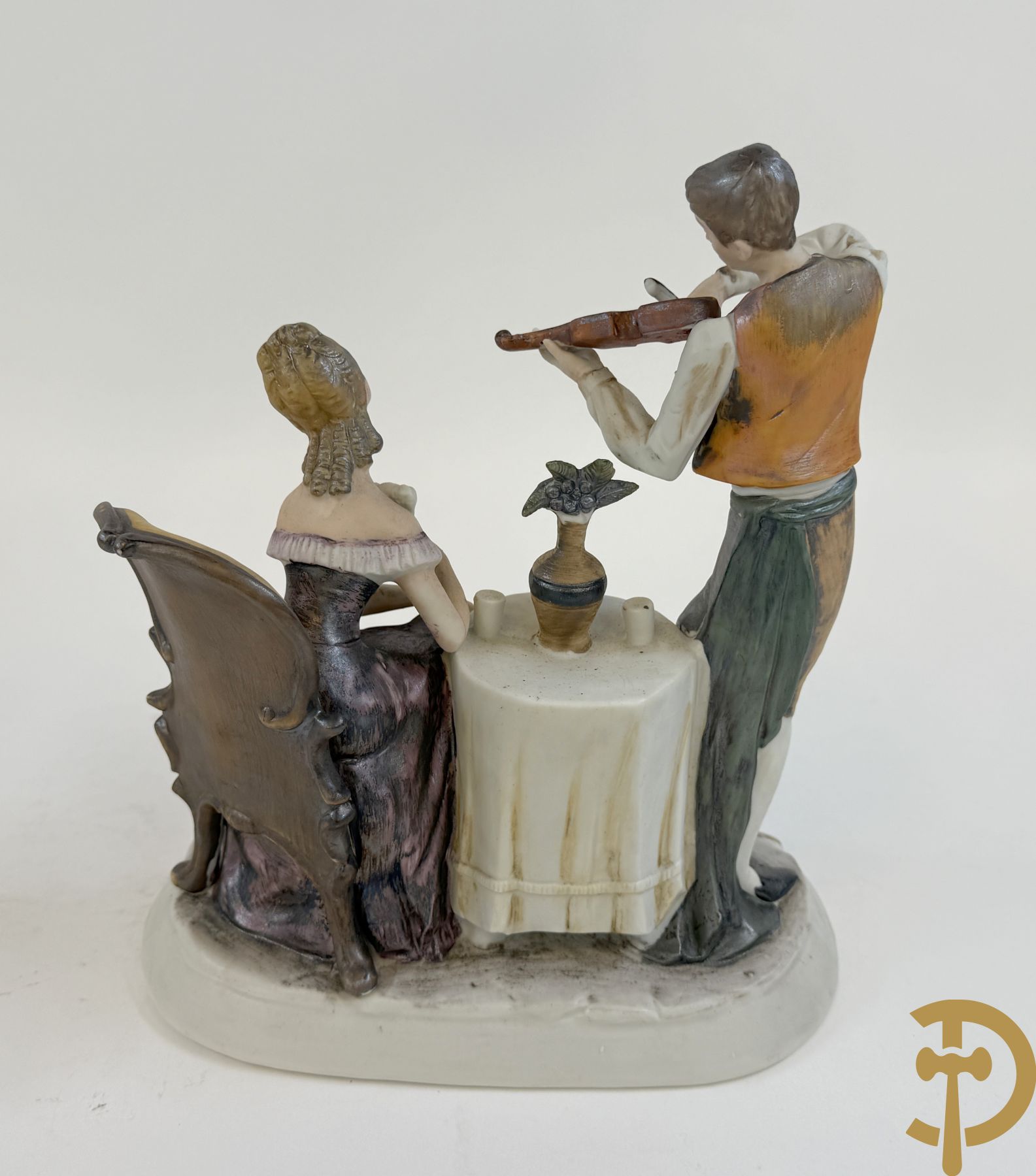 Italiaanse biscuitgroepen w.o. grote groep met 2 liggende naakte dames met zwaan, jongeman op rots, vioolspeler met edeldame, dame met kanten jurk en kinderen + Armani G. getekend 